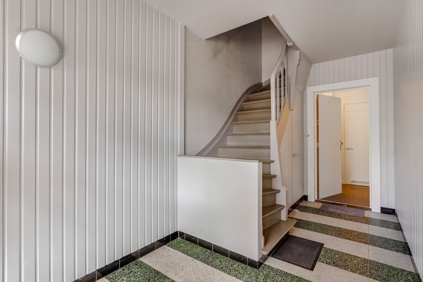 Instapklaar gelijkvloers app. met 1 slpk., tuintje en garage foto 18