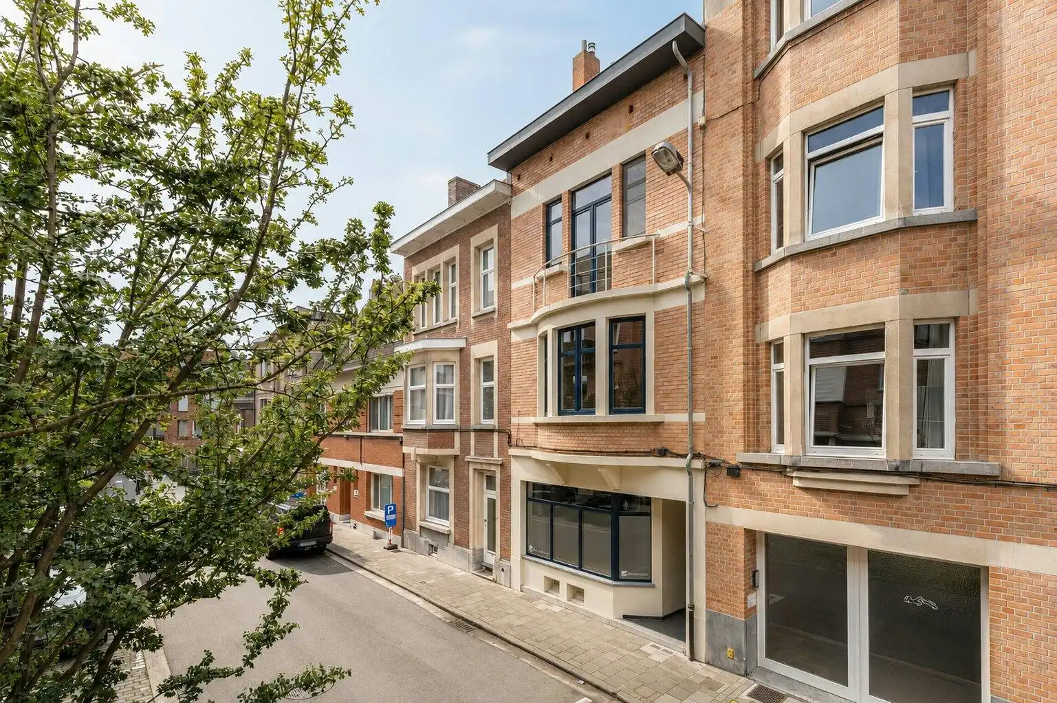 Karaktervolle stadswoning met praktijkruimte te Gent foto {{pictureIndex}}