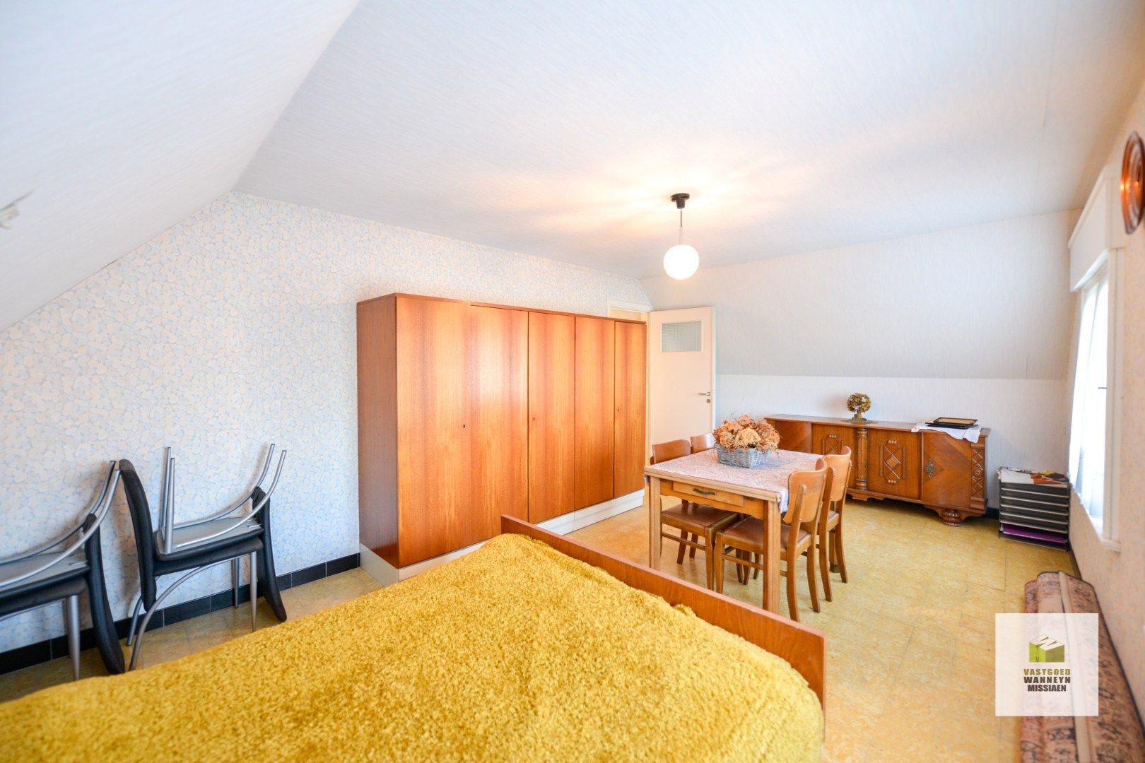 Woning met 4 slaapkamers, garage + bijgebouw +/- 220 m2 (incl verdieping) foto 11