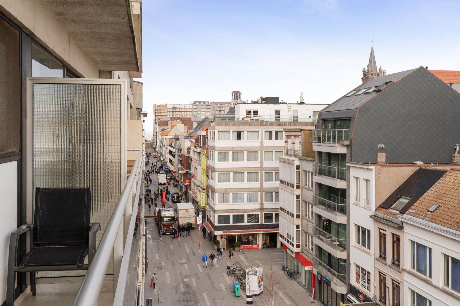 Gerenoveerde studio met terras en prachtig zicht over het stationsplein foto 11