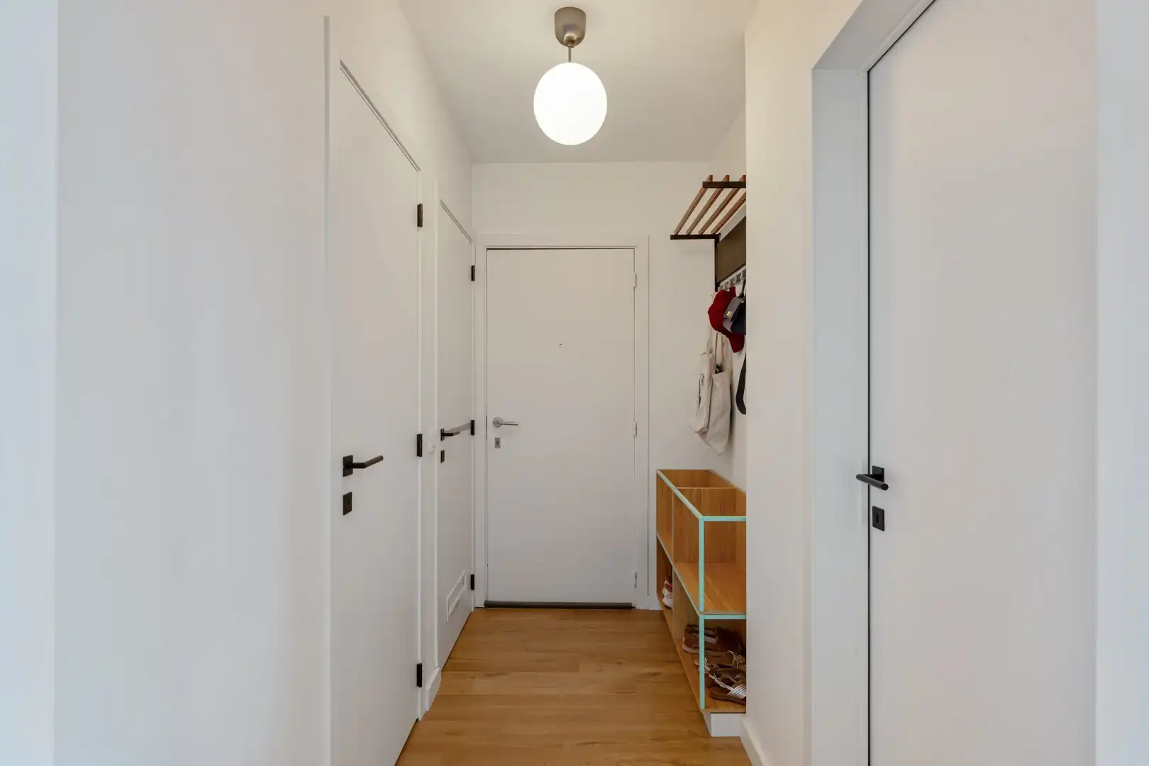 Instapklaar dakappartement met 2 terrassen in centrum Bree foto 5