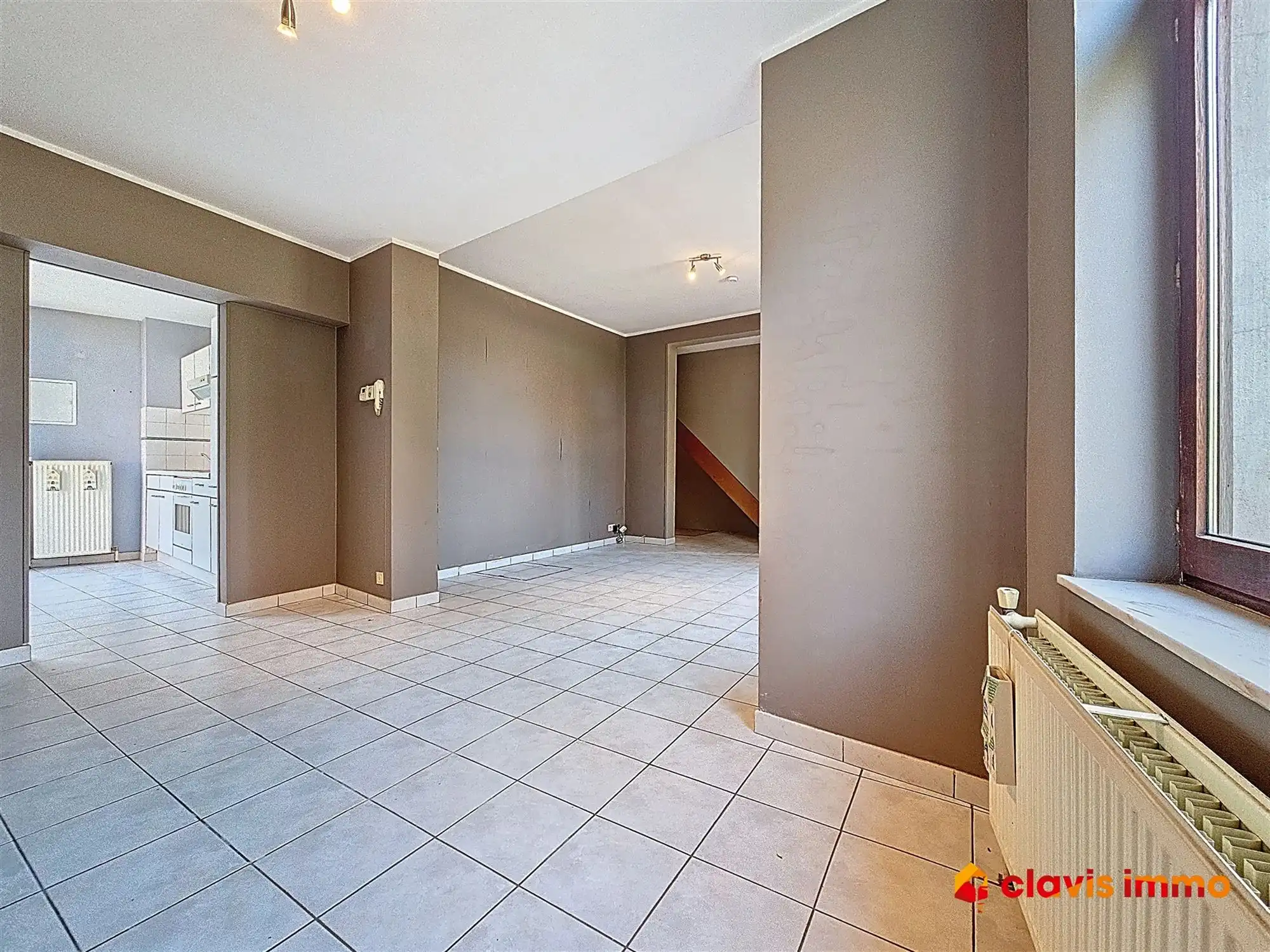 Appartementsgebouw met twee eenheden en huisje foto 4