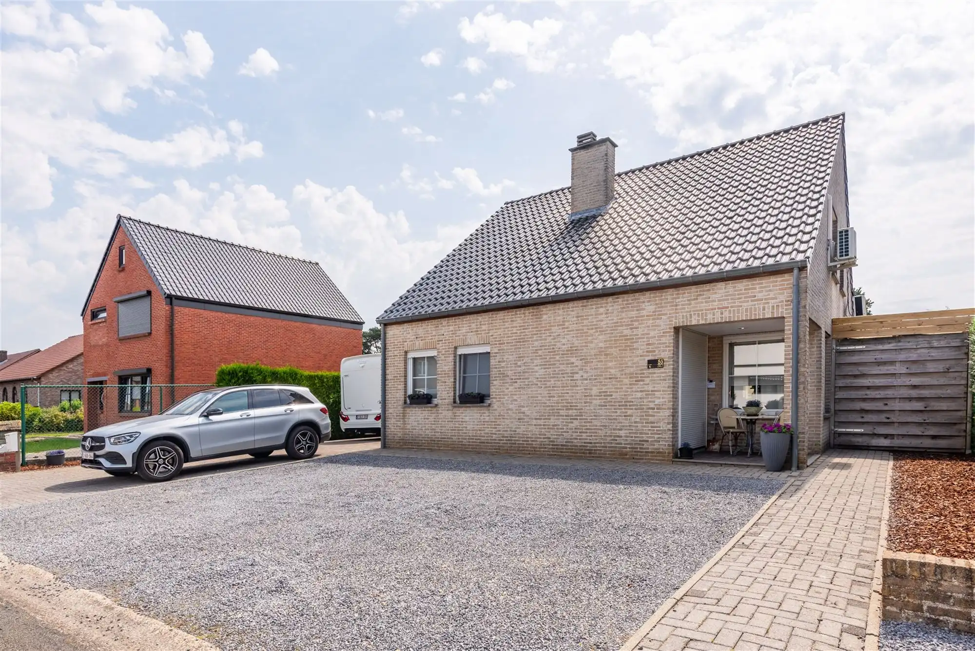 Vrijstaande woning op 763 m² met veranda en zonnige tuin  foto 2