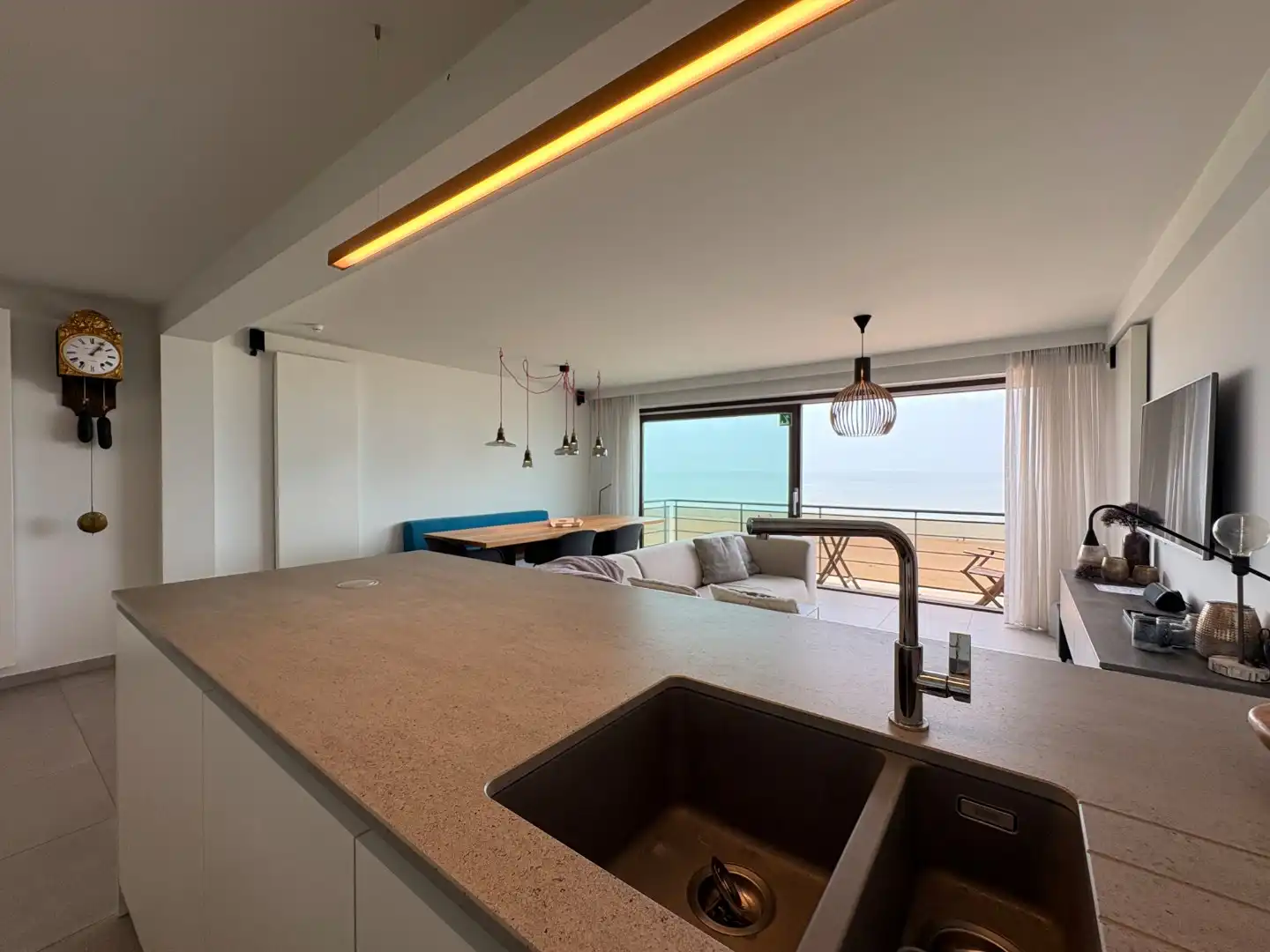 Ruim, luxueus gerenoveerd appartement op de Zeedijk in Koksijde  foto 3