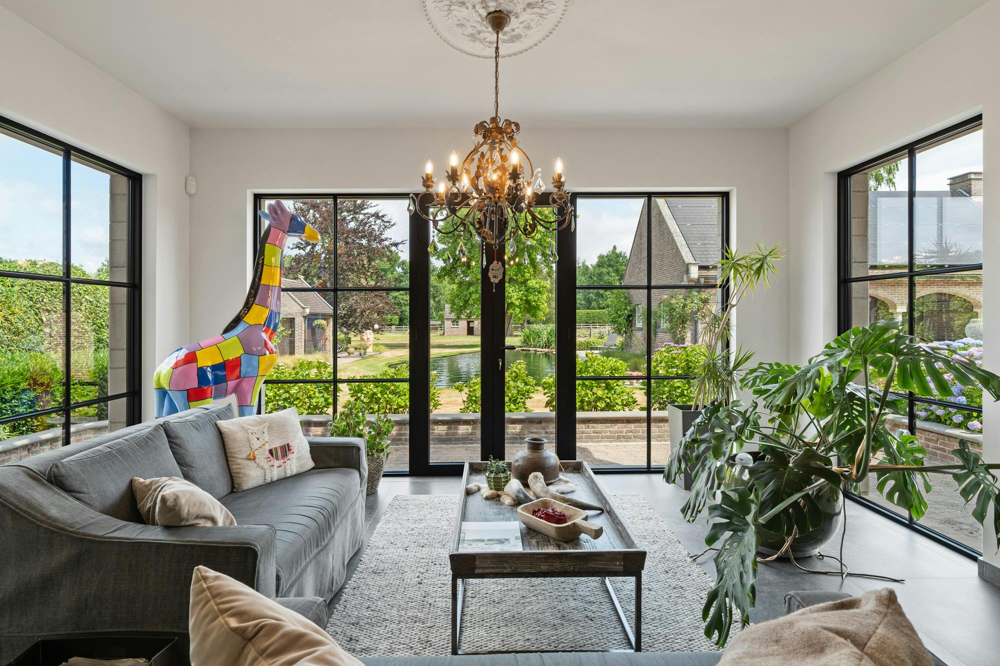 Villa met praktijkruimte en weilanden te koop in Geel foto 7