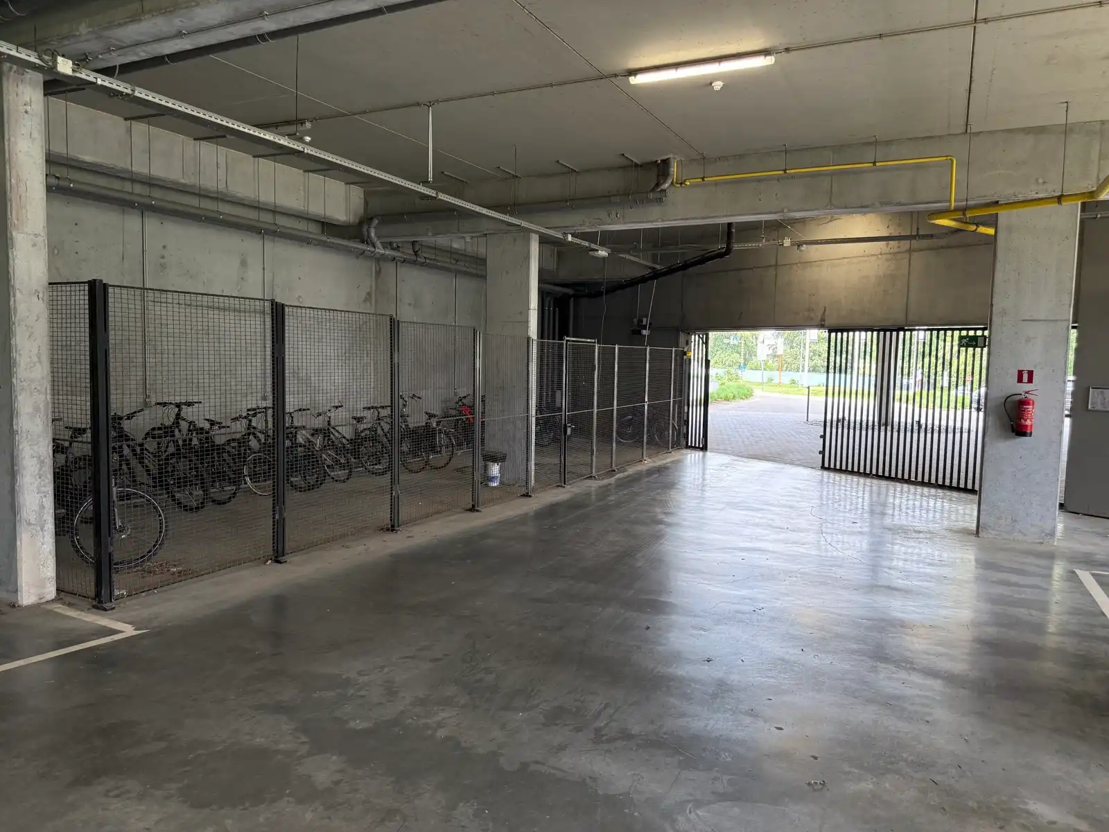 Instapklaar app. met terras, parking en berging foto 13