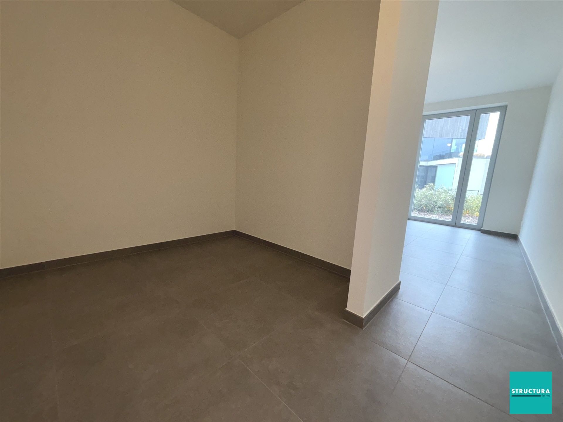 Ruim nieuwbouw appartement met tuin en staanplaats foto 13