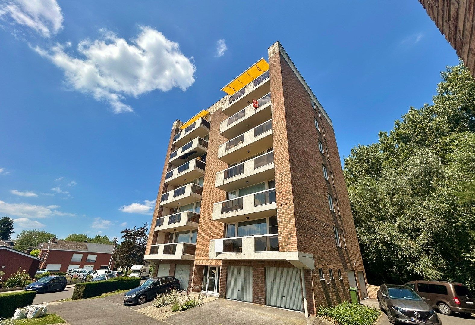 Ruim appartement met 2 terrassen en garagebox in het centrum van Ieper foto {{pictureIndex}}