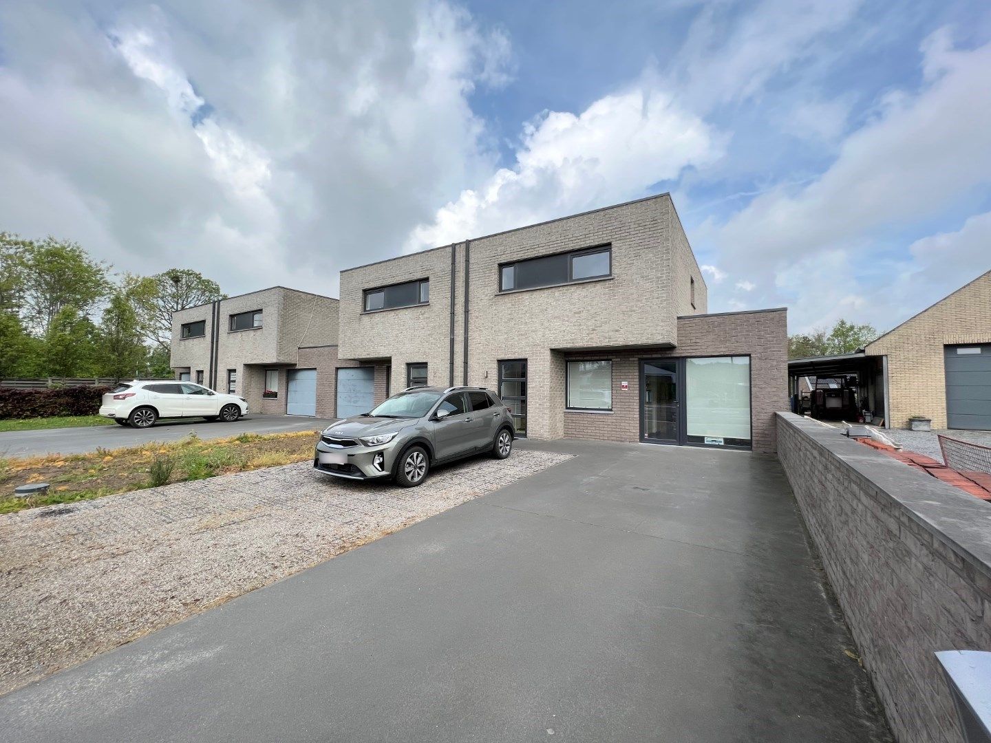 HALFOPEN WONING MET 3 SLAAPKAMERS, TUIN EN POLYVALENTE RUIMTE foto 2