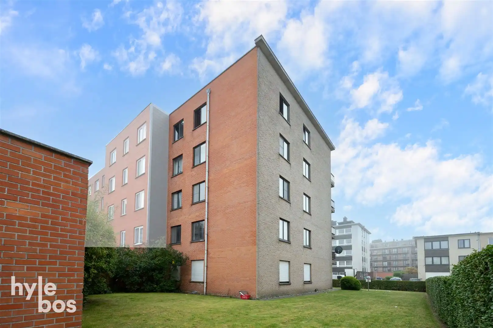 Opbrengsteigendom met 5 ruime appartementen en garages op topligging foto 27