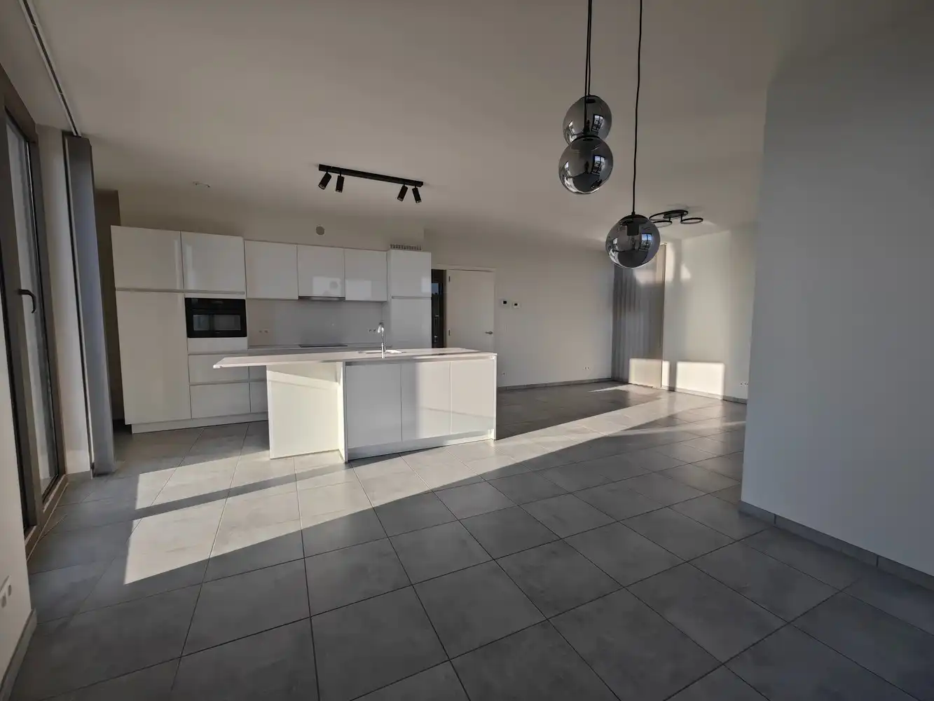 PRACHTIG PENTHOUSE MET 3 SLPKS, ONDERGR. PARKEERPL. EN KELDERBERGING IN HET CENTRUM foto 9