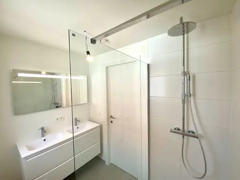 Zeer recente, instapklare woning met 3 slaapkamers en tuin foto 17