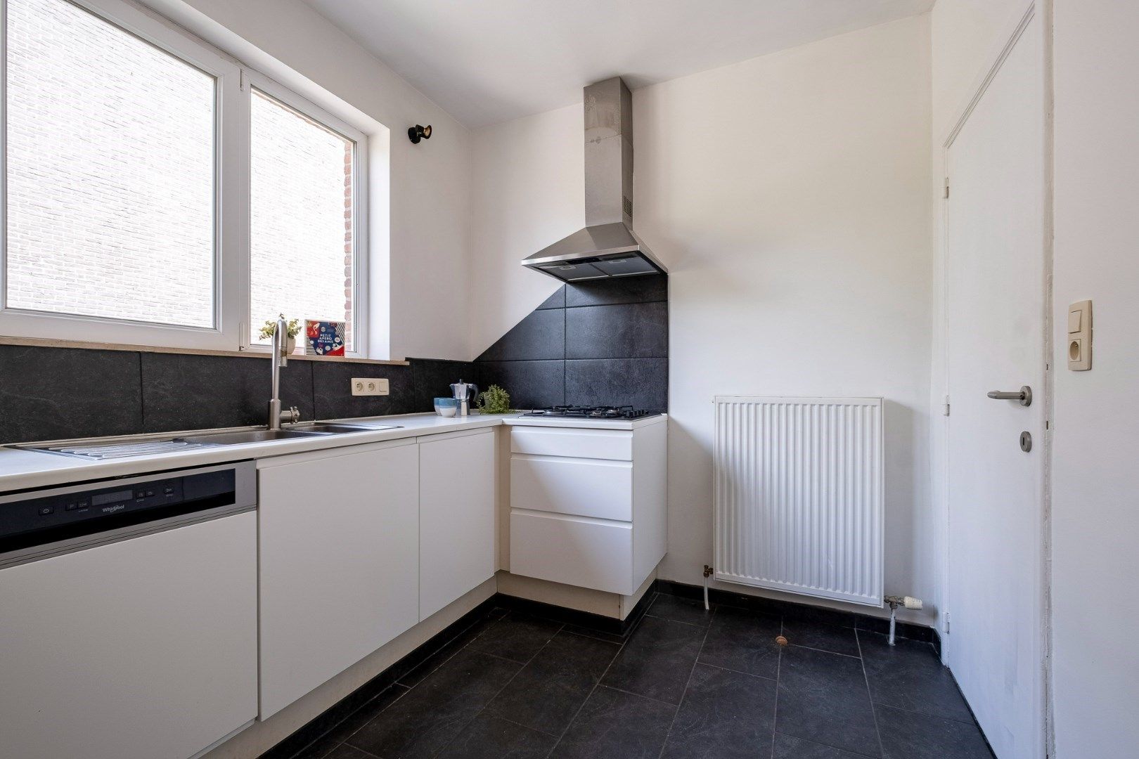 Zonnig en ruim, volledig gerenoveerd appartement in een goede en rustige buurt.  foto 11