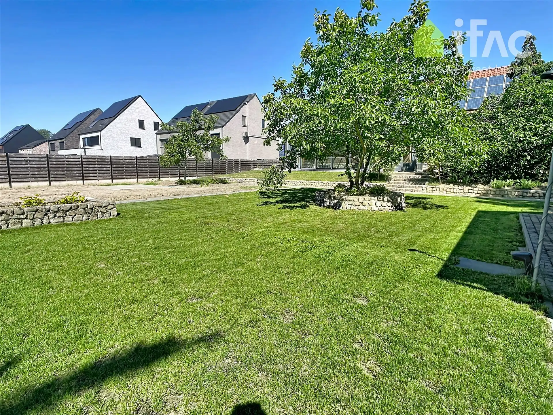 Heel ruime woning met 4 slpks, leefveranda, 54 zonnepanelen foto 6
