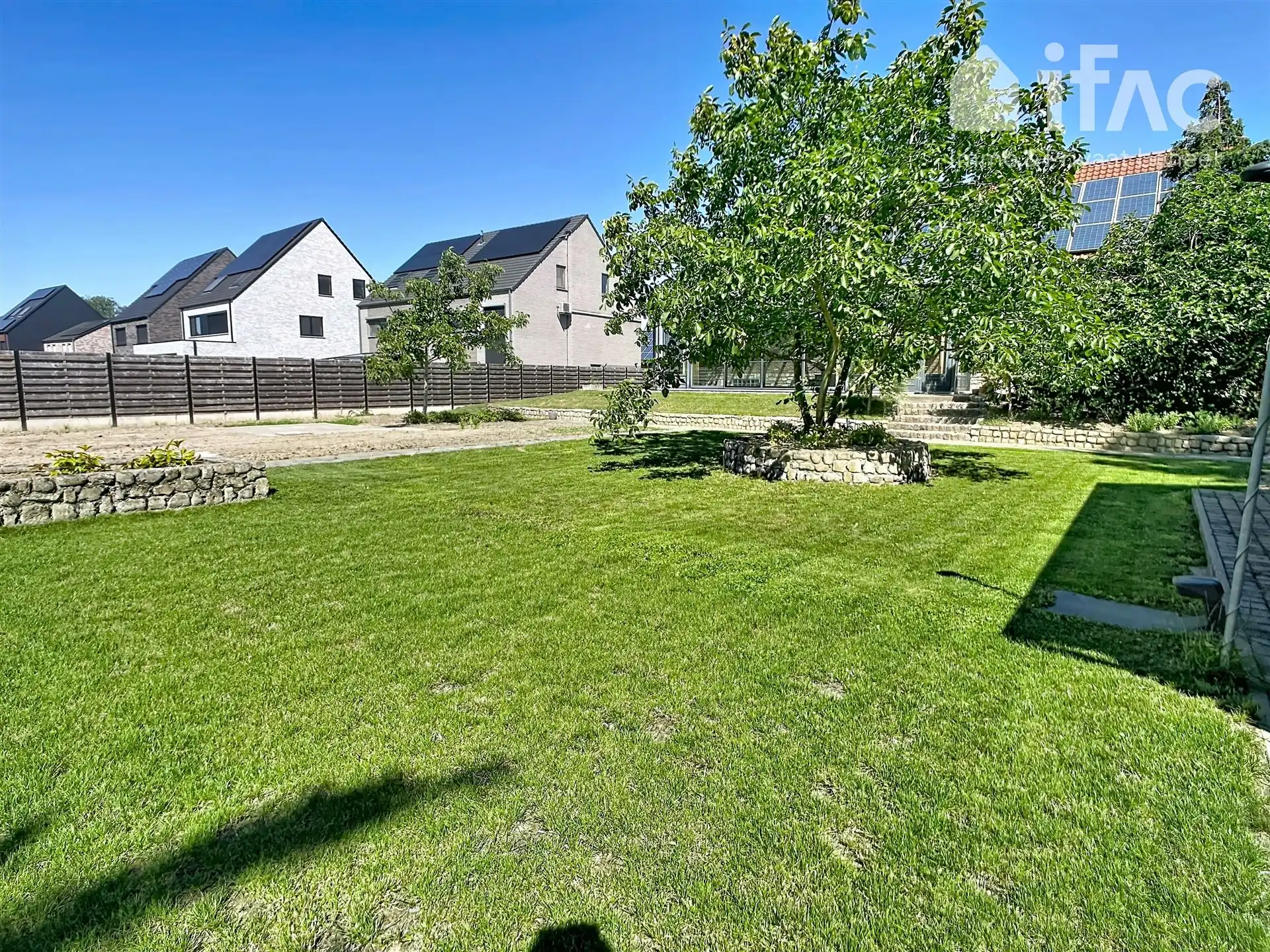 Heel ruime woning met 4 slpks, leefveranda, 54 zonnepanelen foto 6
