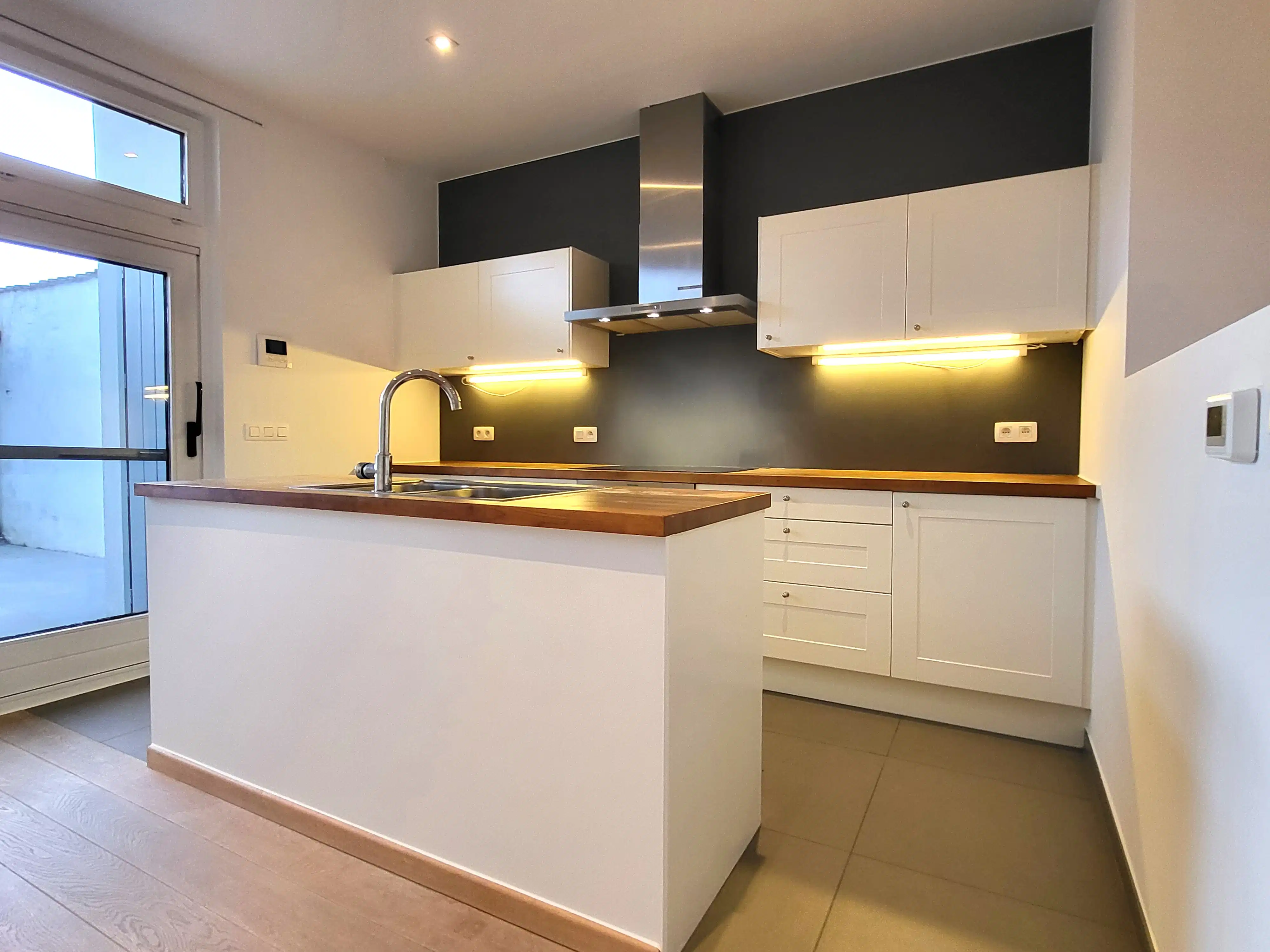 Deze instapklare woning biedt modern wooncomfort op een centrale ligging in het centrum, met winkels, scholen en openbaar vervoer op wandelafstand. foto 6