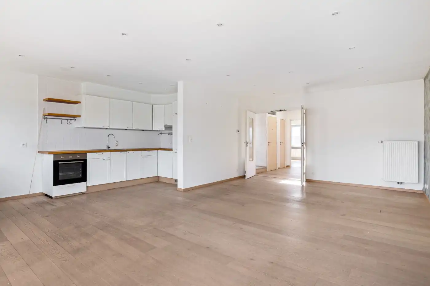 Tof, ruim app. op 2e verd. met 3 slpk. en mog. garage foto 2