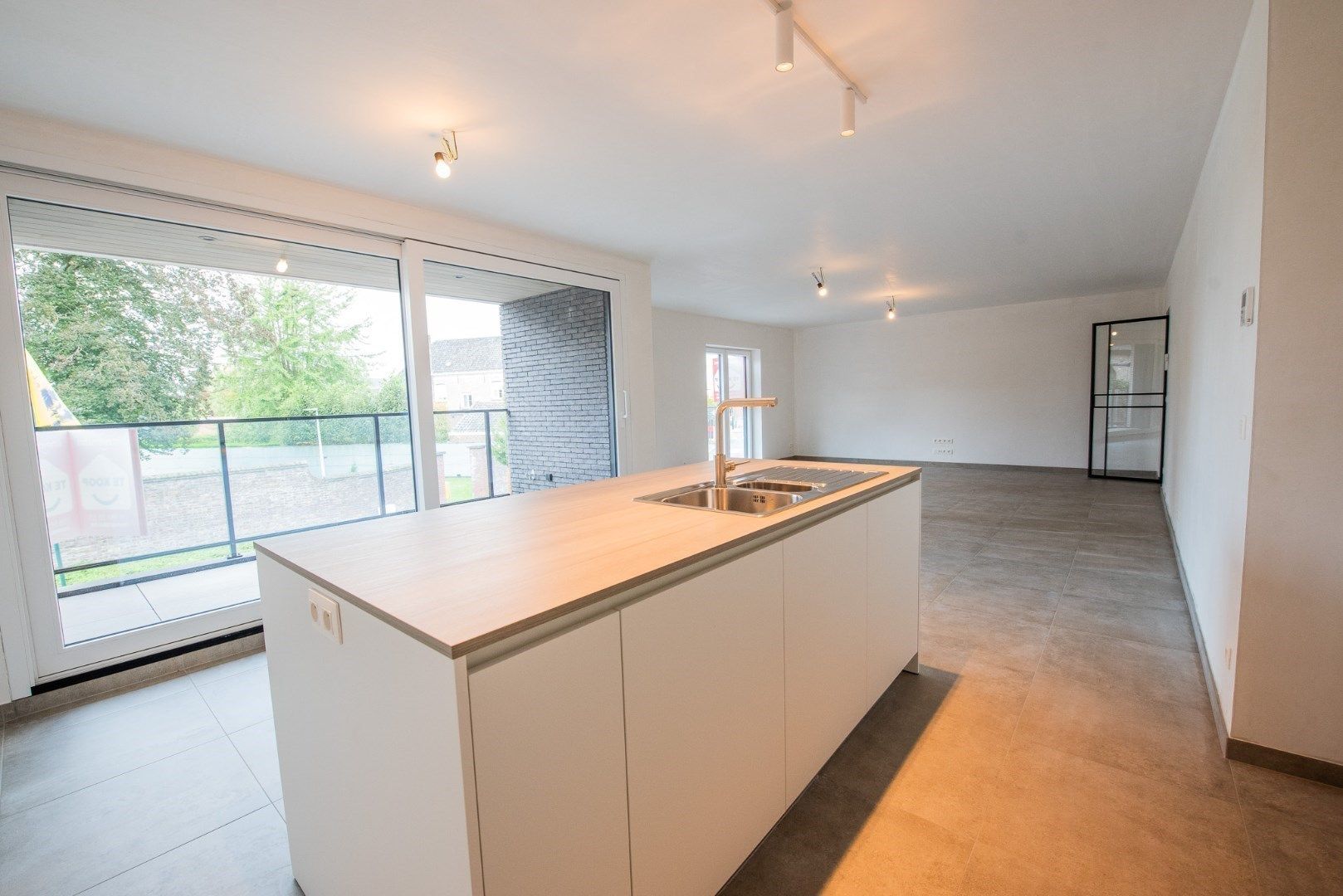 Kwalitatief afgewerkt nieuwbouwappartement TE HUUR in het hartje van Sint-Eloois-vijve!! foto 5