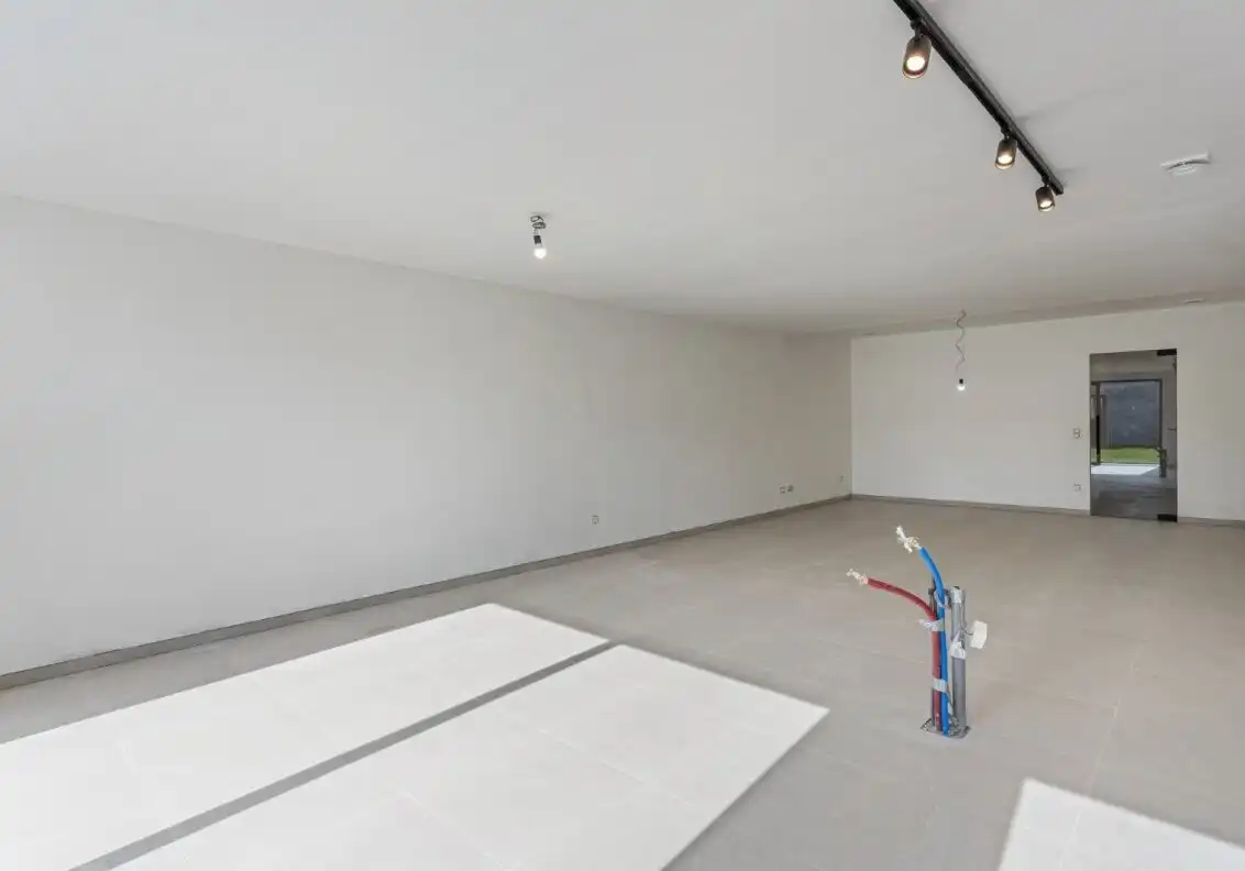 TE KOOP – Ruim nieuwbouw gelijkvloers appartement met tuin en garage in het centrum van Helchteren foto 8