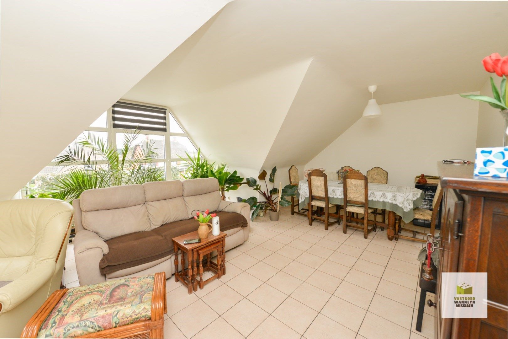 Centraal gelegen 2 slpk appartement met 2 terrassen en bovengrondse staanplaats foto 2
