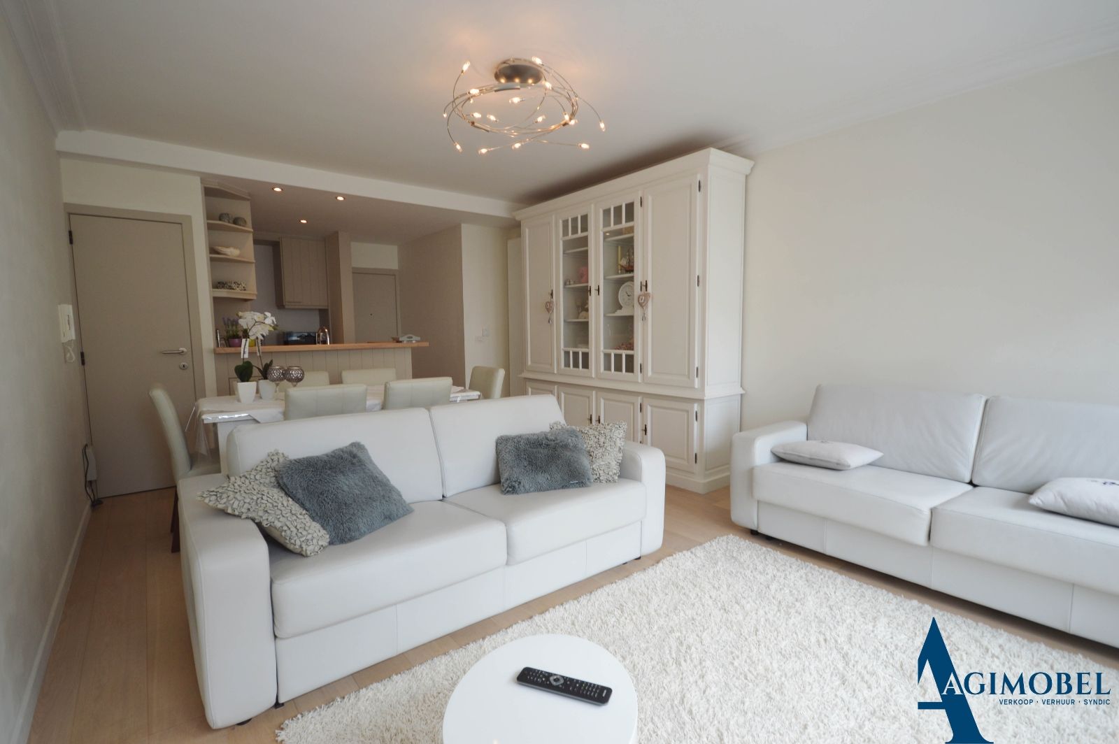 Gezellige en lichtrijke gemeubelde studio op 100 m van de Zeedijk in Knokke foto {{pictureIndex}}
