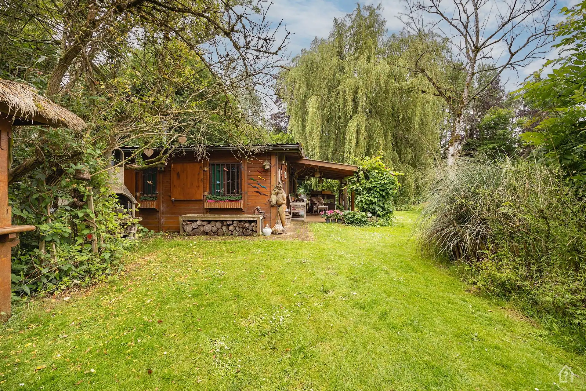 Vakantiechalet op prive perceel met idylische eigen vijver foto {{pictureIndex}}