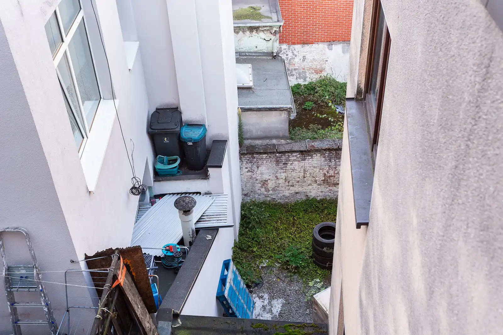 Te renoveren stadswoning met garage en tuin foto 19