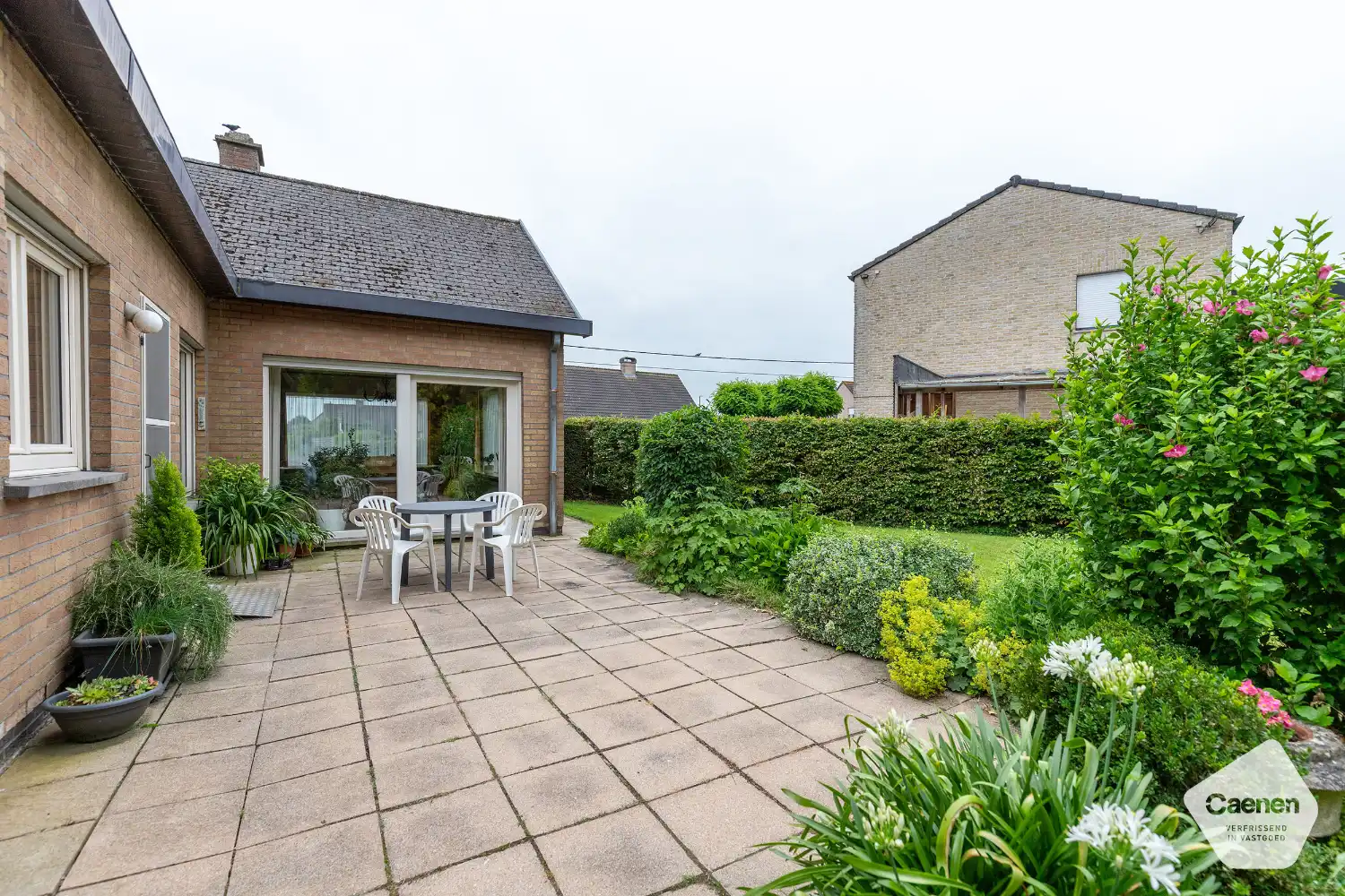 Te renoveren bungalow met 3 slaapkamers, garage en een prachtige tuin op een mooi perceel van 1000 m². foto 2