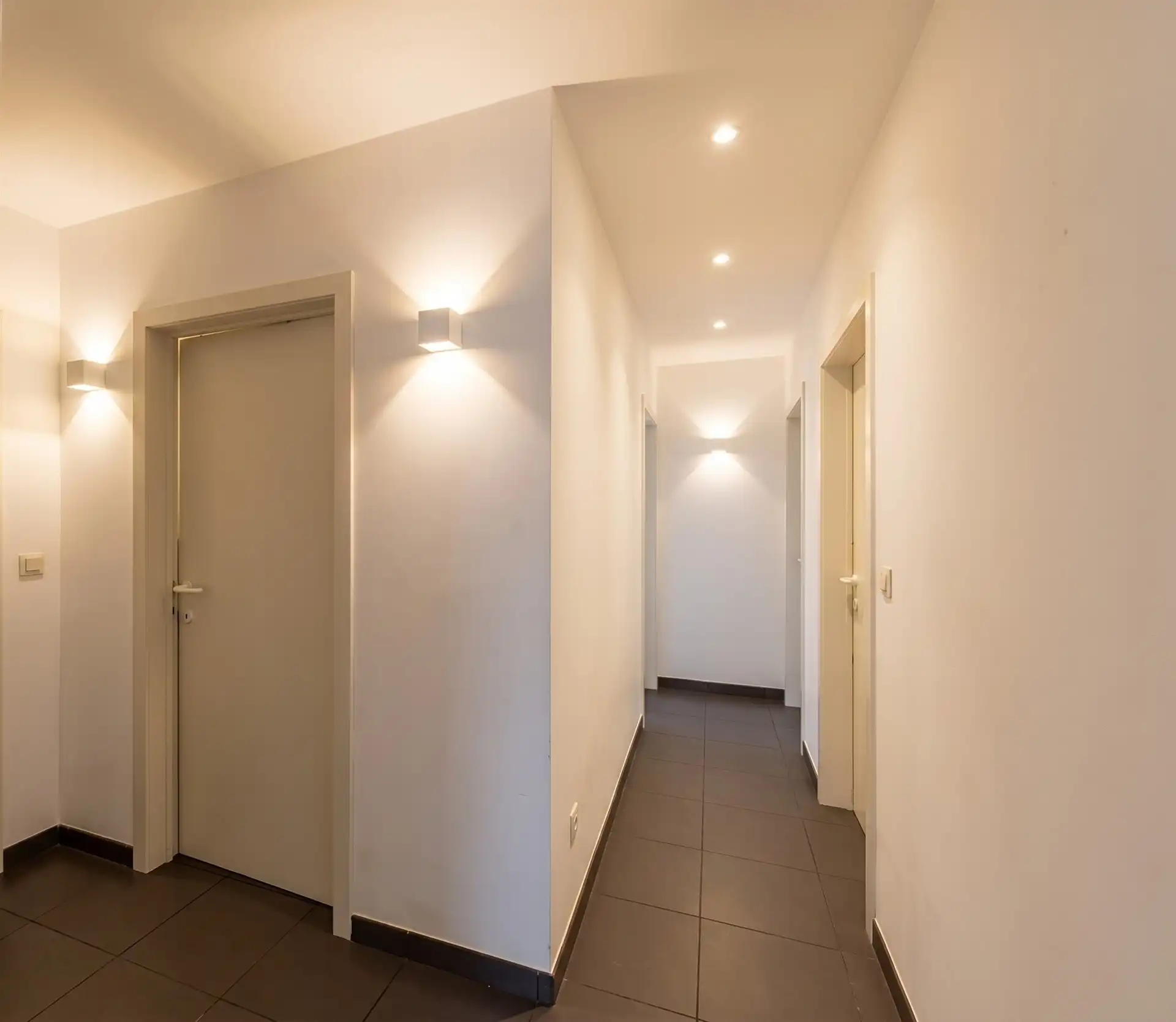 Recent en ruim 2-slaapkamer appartement met staanplaats nabij centrum Sint-Pauwels! foto 5