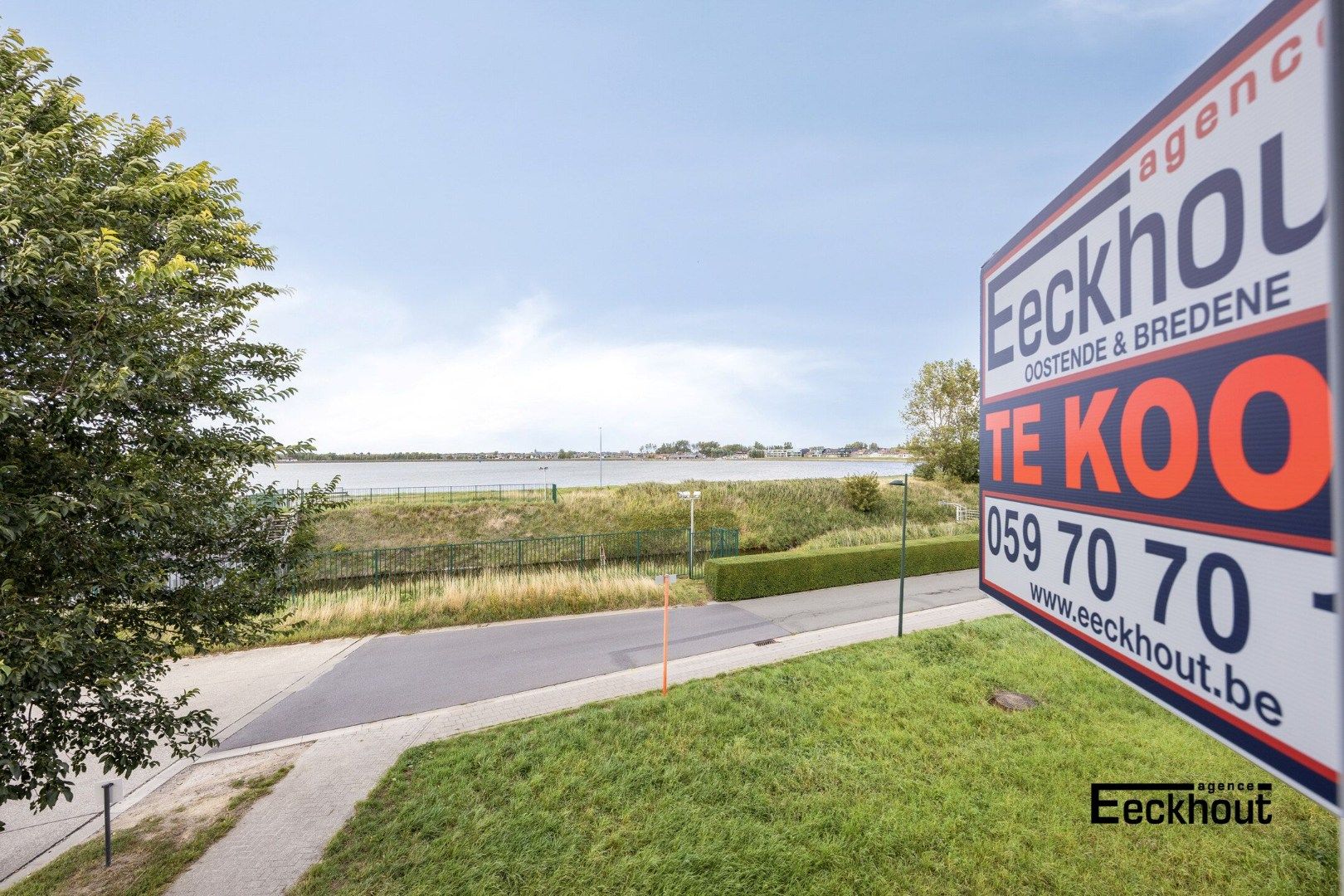 Ruime halfopen woning met tuin en garage aan de Spuikom te Bredene! foto 2