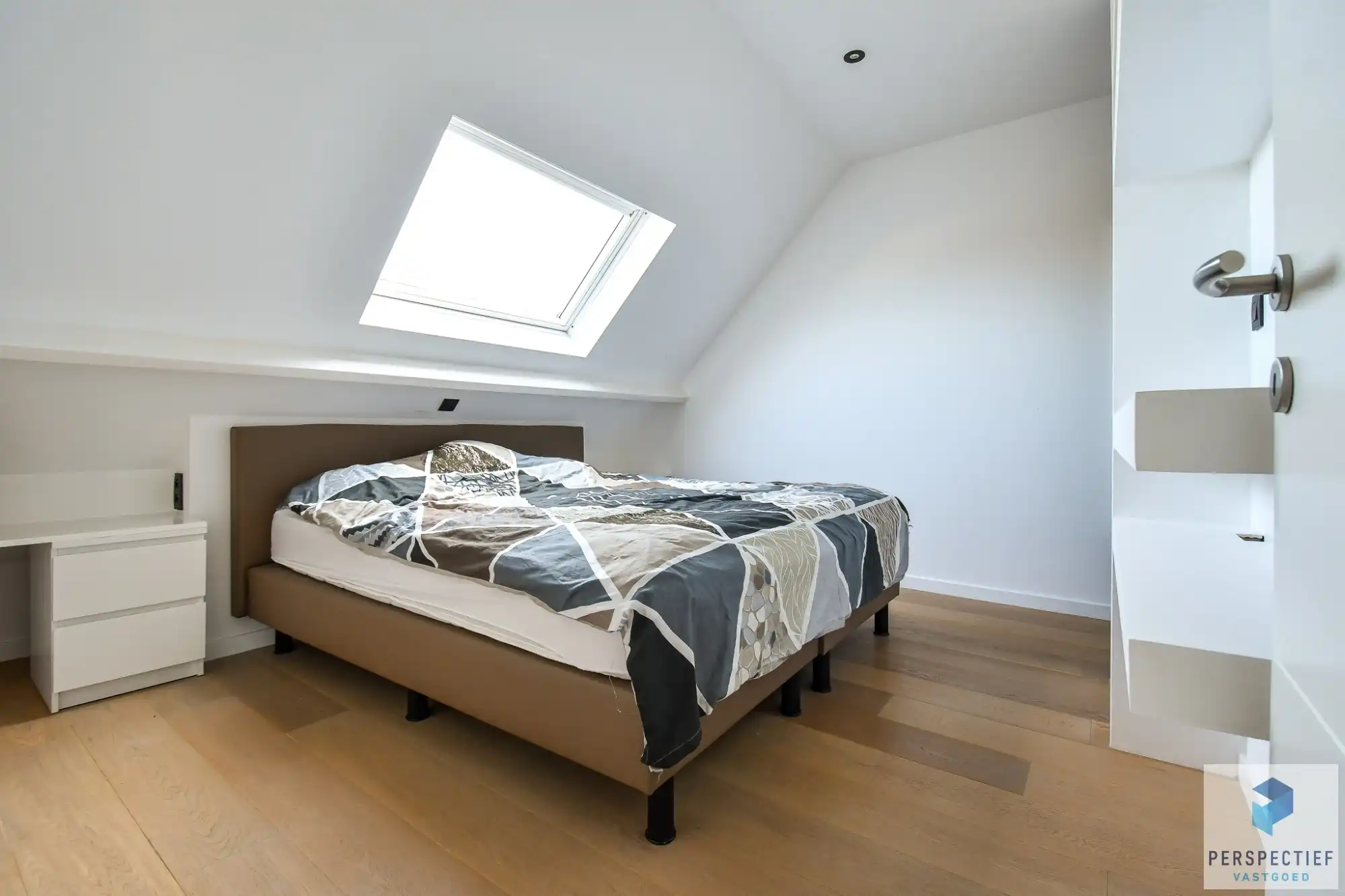 Ruime gerenoveerde woning met 4 slpk, grote tuin en garage foto 25