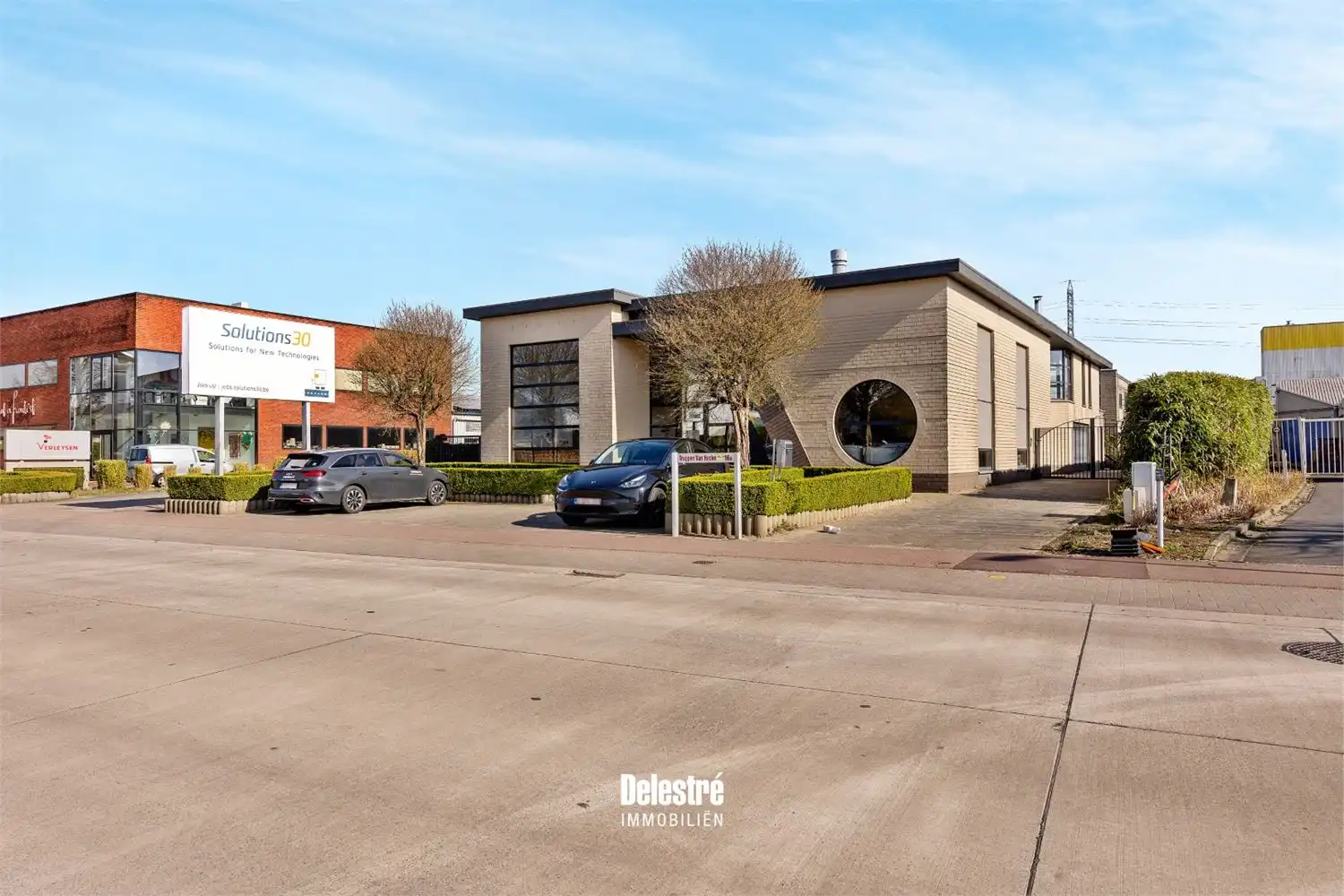 UNIEK BEDRIJFSGEBOUW MET OPTIONELE SHOWROOM INDUSTRIEZONE NOORD II foto {{pictureIndex}}