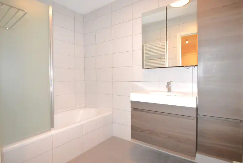 Gemeubeld gelijkvloers appartement met tuin – Heffen foto 10