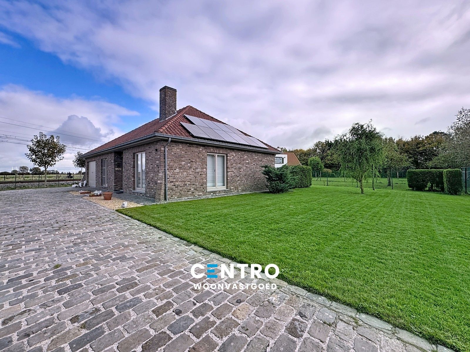 Hoofdfoto van de publicatie: INTERESSANT gelegen woning op circa 1.200m2 grond te Uitkerke!