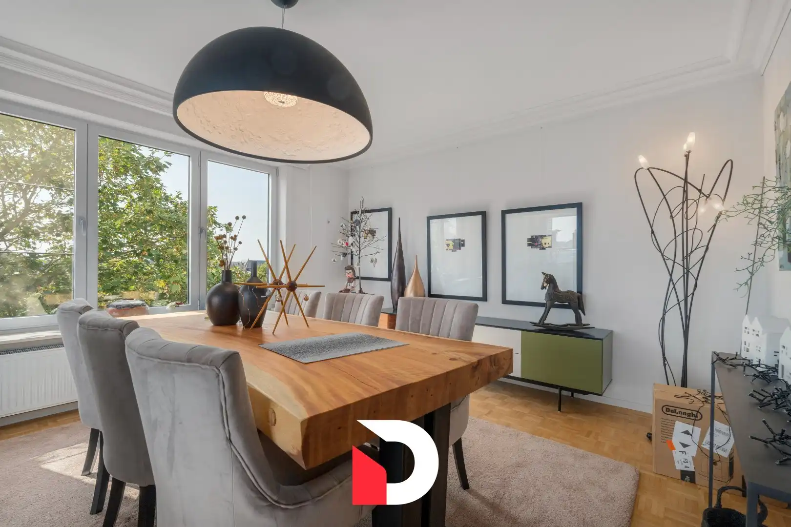 Schitterend gerenoveerd en uiterst aangenaam hoekappartement met 3 slaapkamers op een toplocatie te Sint-Andries (Sint-Baafs). foto {{pictureIndex}}