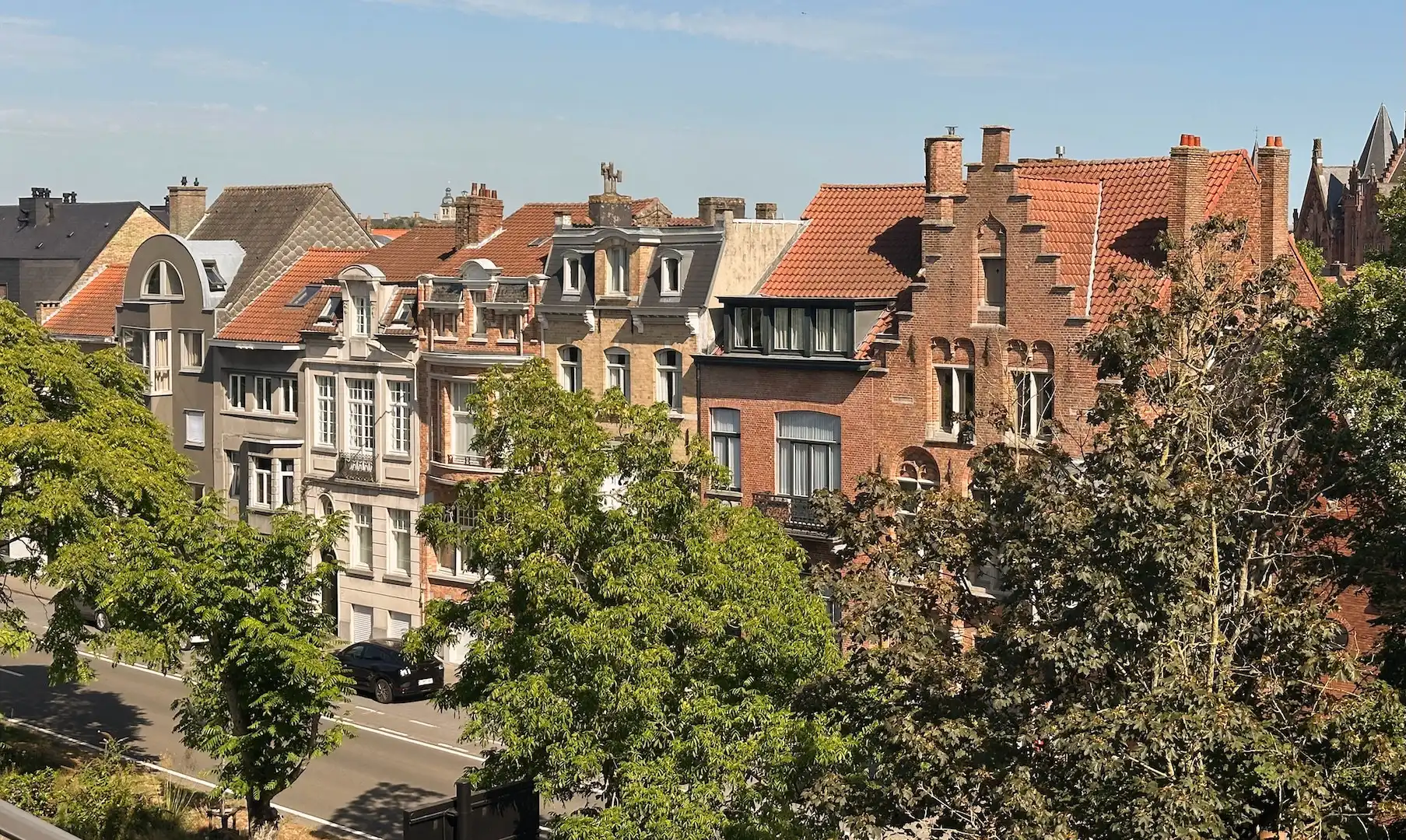 architecturale parel met zonnige stadstuin nabij de Ezelpoort foto 21