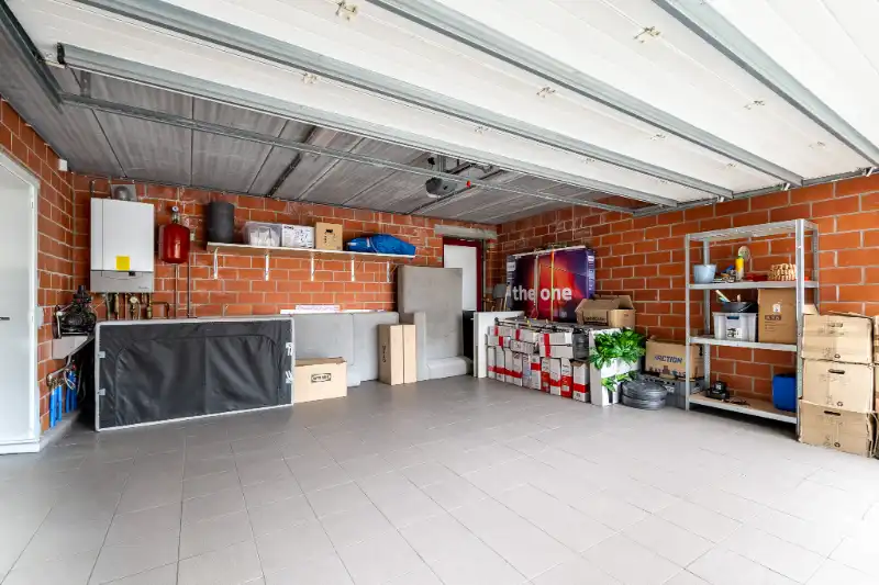 Ruime gezinswoning met handelsruimte en dubbele garage foto 15