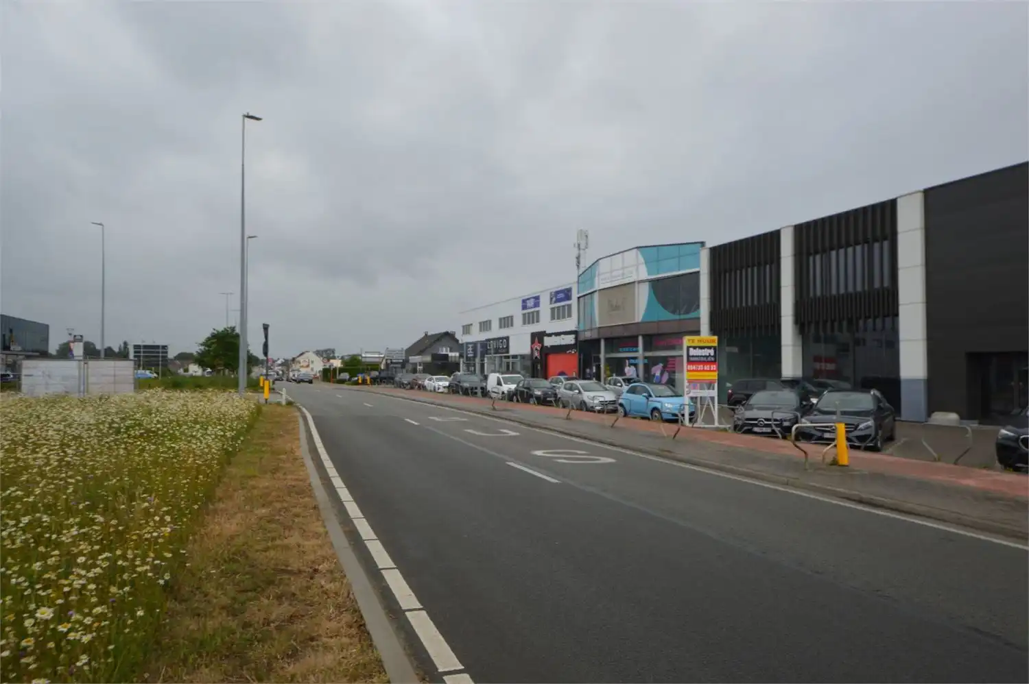 ** IN OPTIE ** COMMERCIEEL GEBOUW BAANLOCATIE MET PARKING NABIJ MCDONALDS foto 4