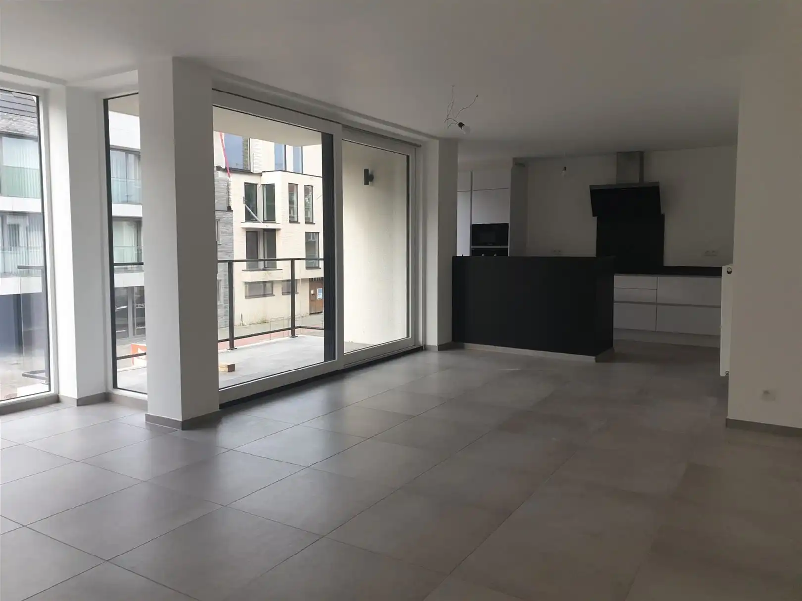 VOLLEDIG OPGESCHILDERD NIEUWBOUWAPPARTEMENT MET TWEE SLAAPKAMERS EN TWEE TERRASSEN foto {{pictureIndex}}