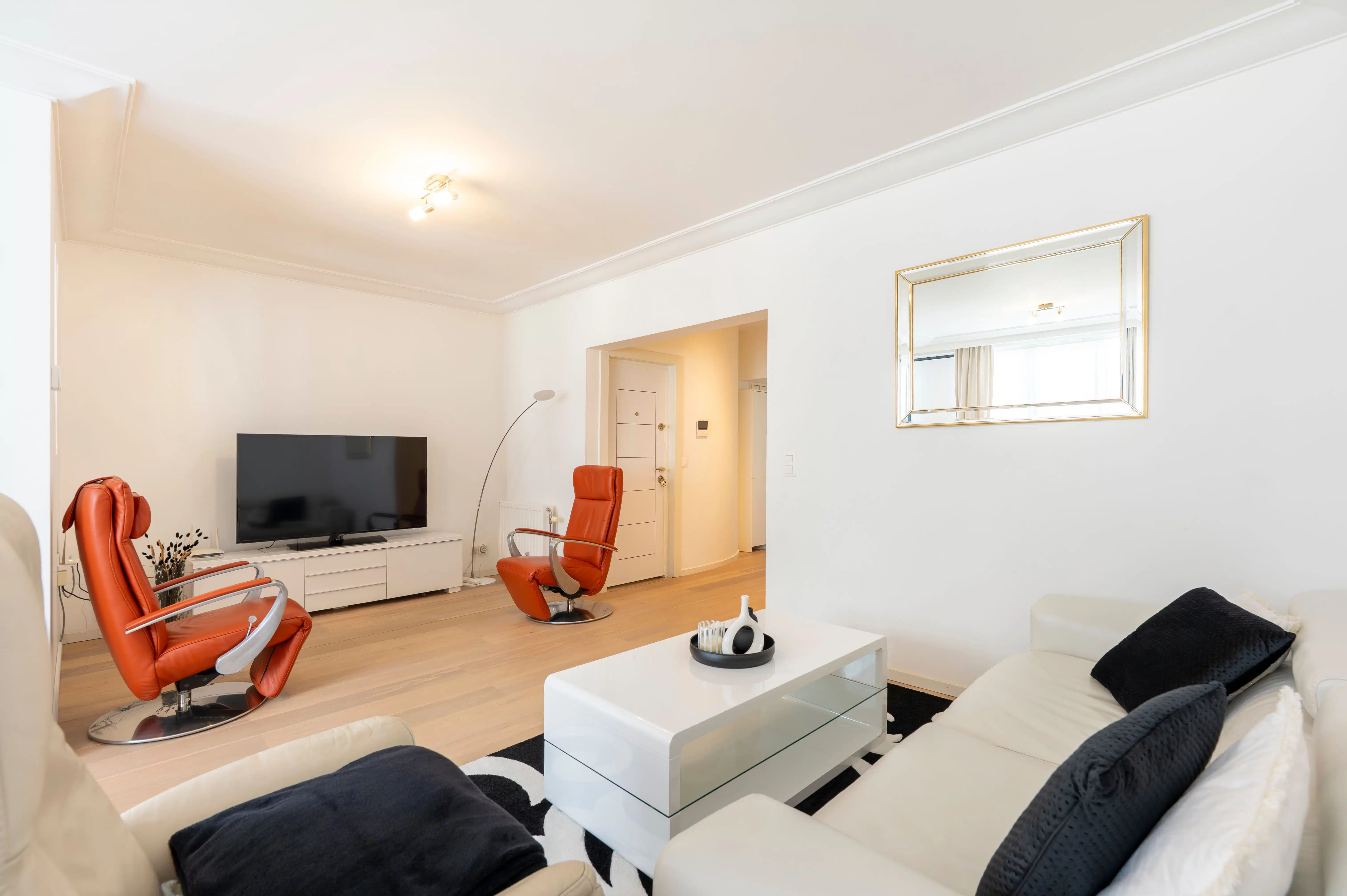 Lichtrijk twee slaapkamer appartement op centrale locatie te Merksem! foto 6