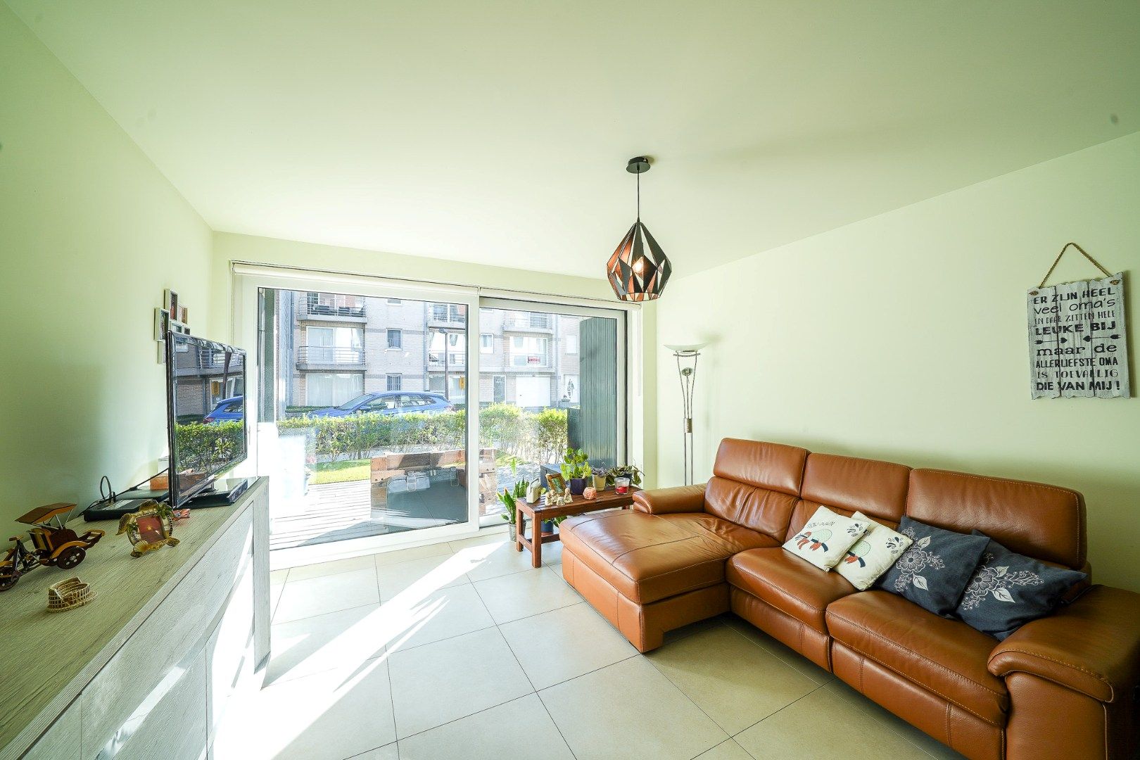 Instapklaar 2-slaapkamer appartement met voortuin en terras foto 5