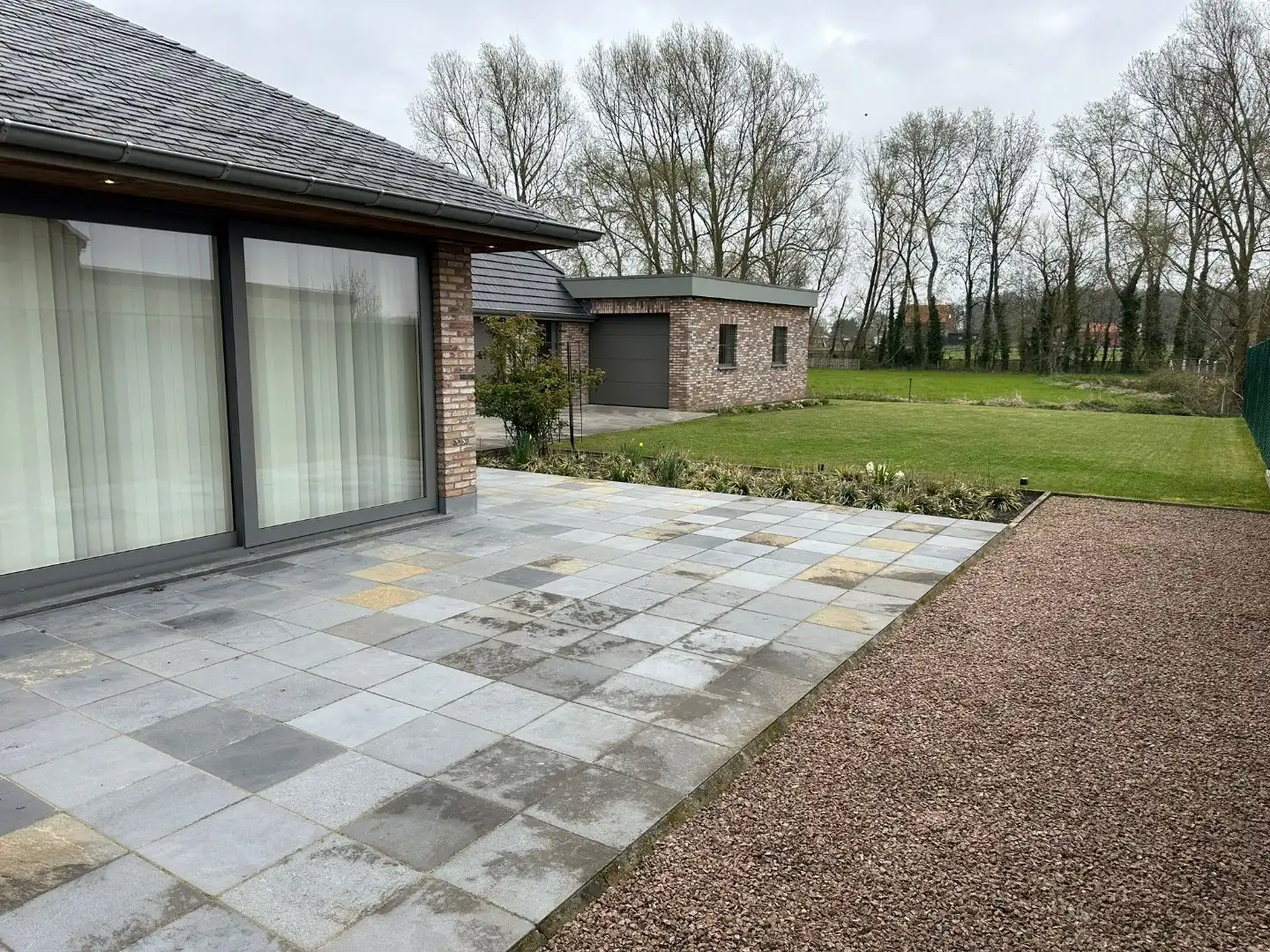 Alleenstaande woning met 3 slaapkamers, 3 garages en veel parkeermogelijkheid! foto 17