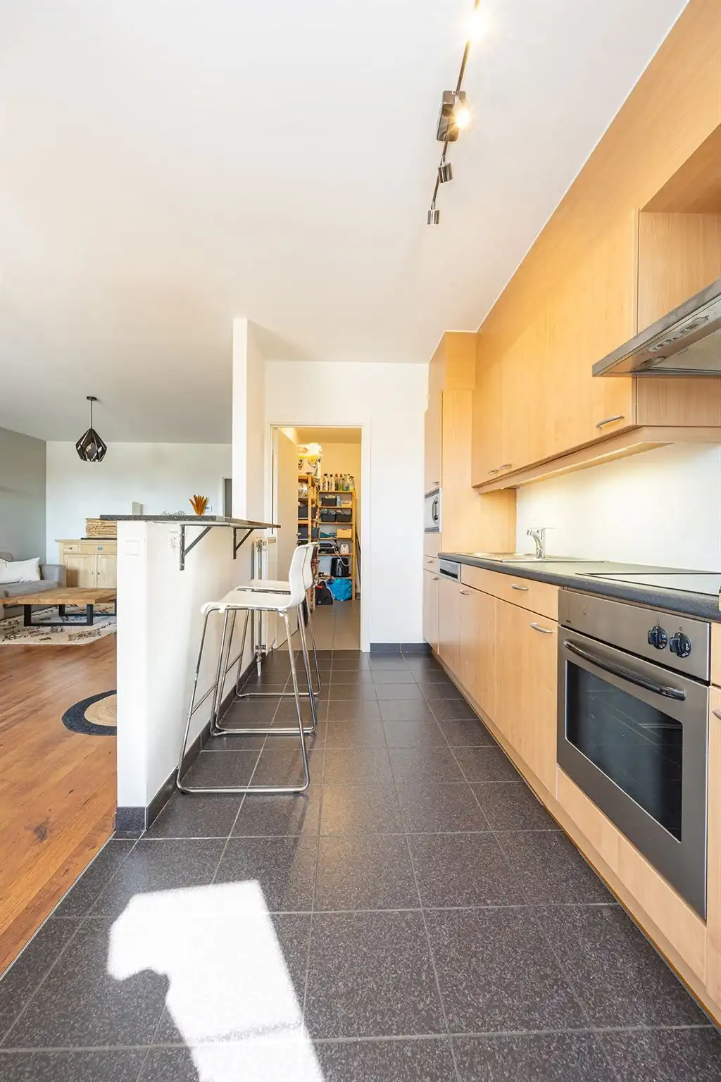 Lichtrijk appartement met 2 slaapkamers, ruim terras en P foto 5