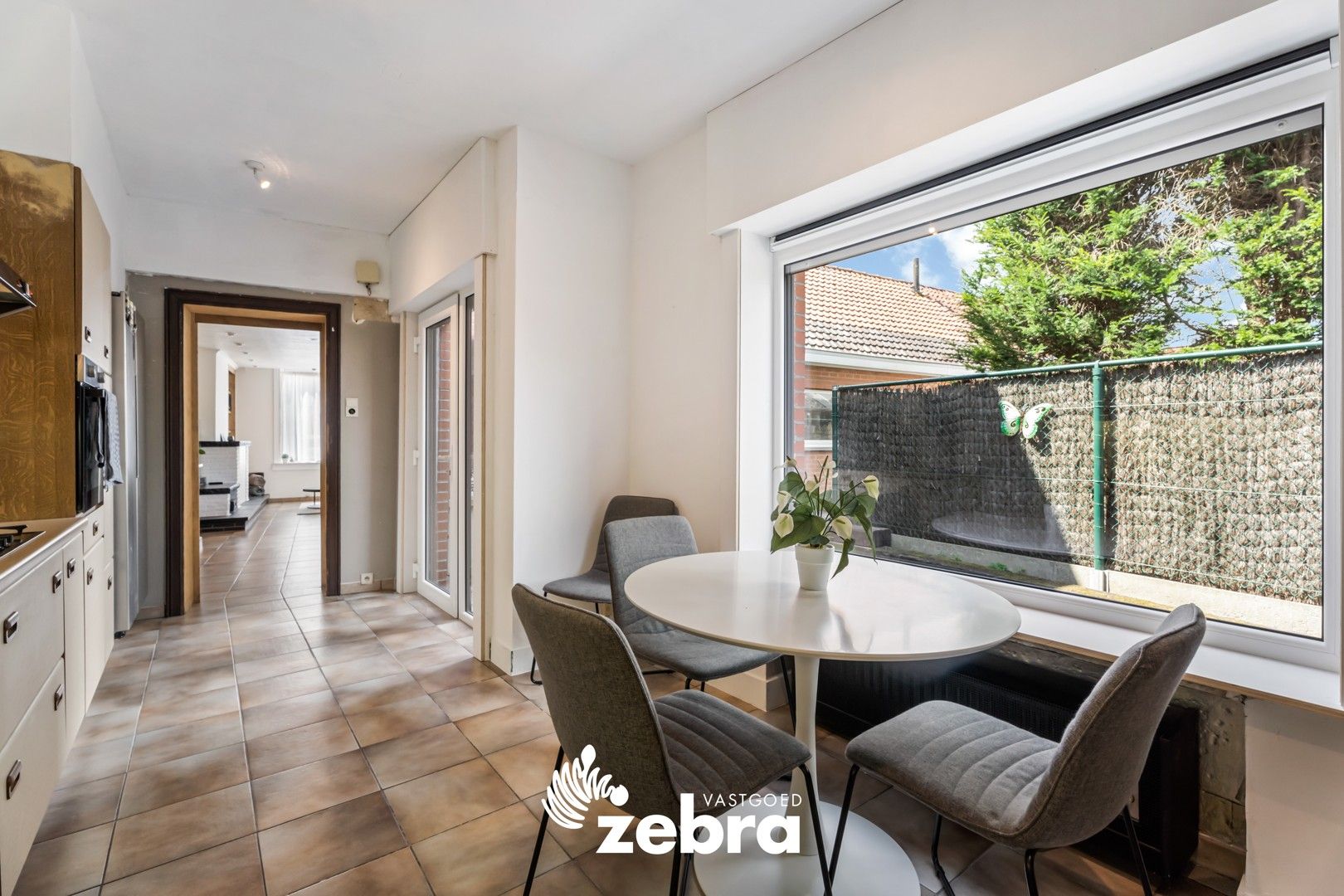 Instapklare woning met grote garage en 3 volwaardige slaapkamers! foto 7