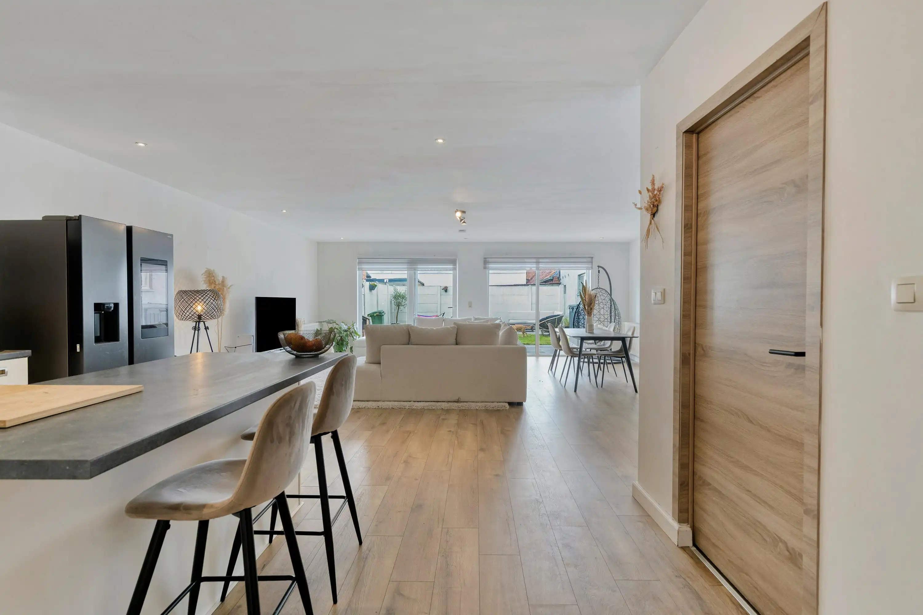 Instapklaar huis met drie slaapkamers, 2 badkamers en tuin! foto 4