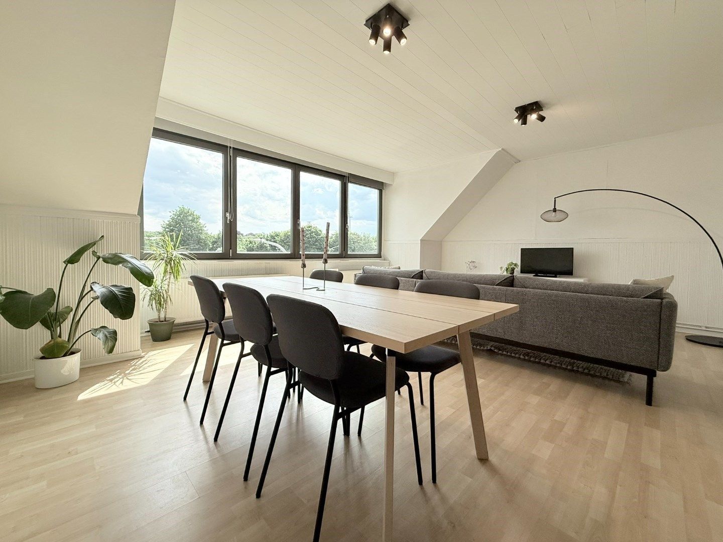 Lichtrijk appartement op de hoogste verdieping met twee slaapkamers foto 2