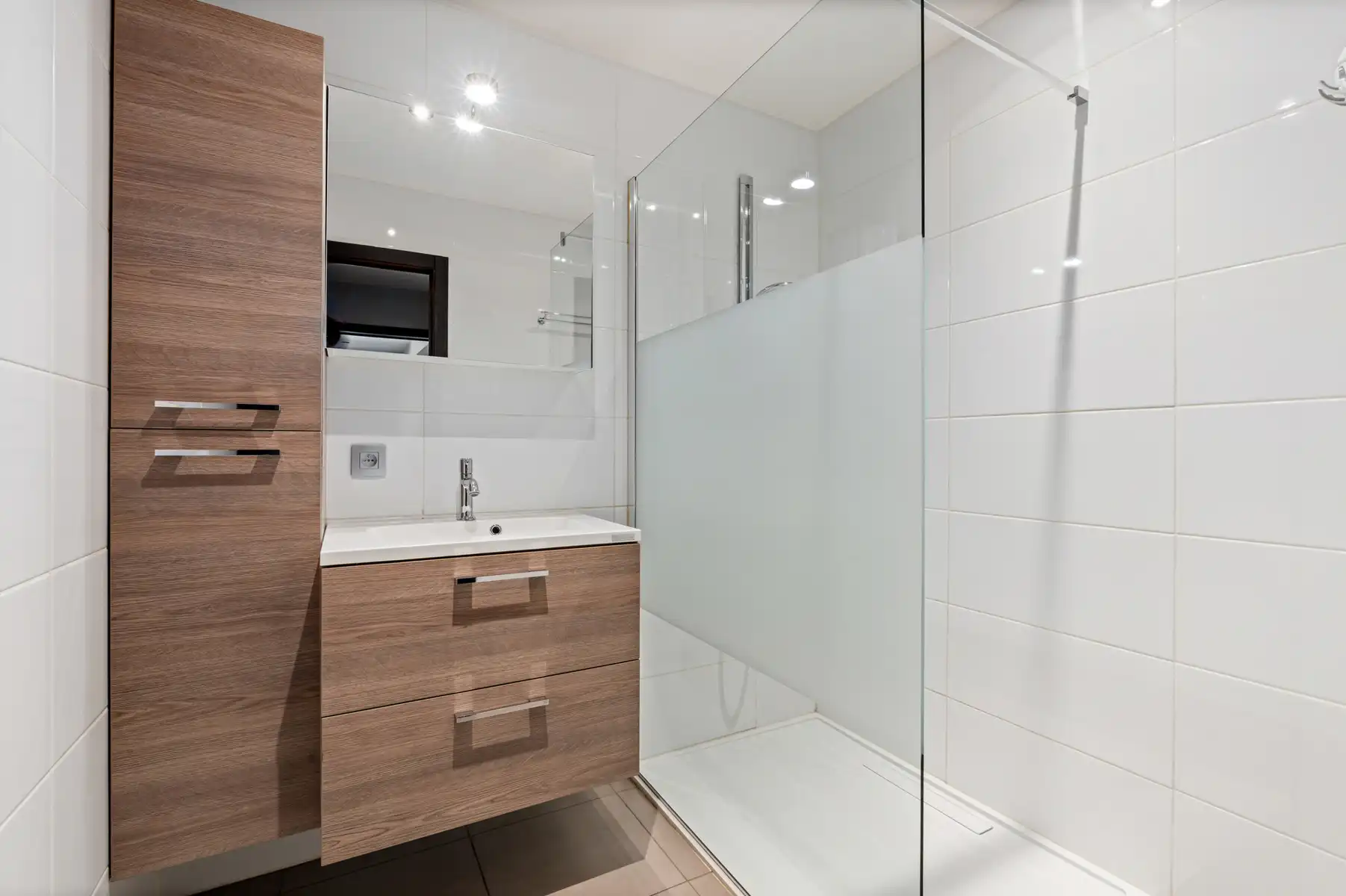 Instapklaar gelijkvloers appartement met tuin en garage foto 11
