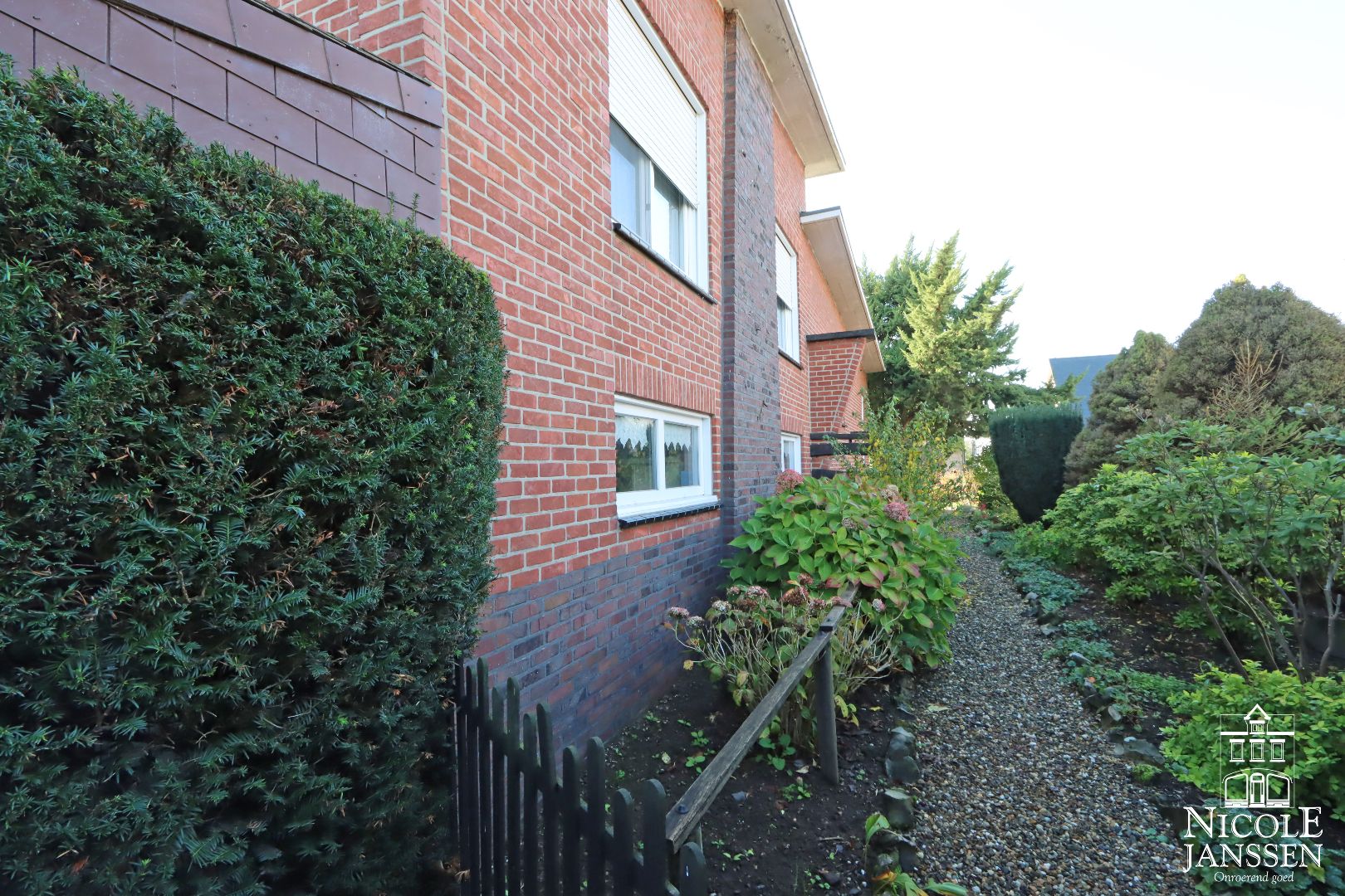 Mooi verzorgde split-level woning op unieke locatie in het mooie Aldeneik foto 38