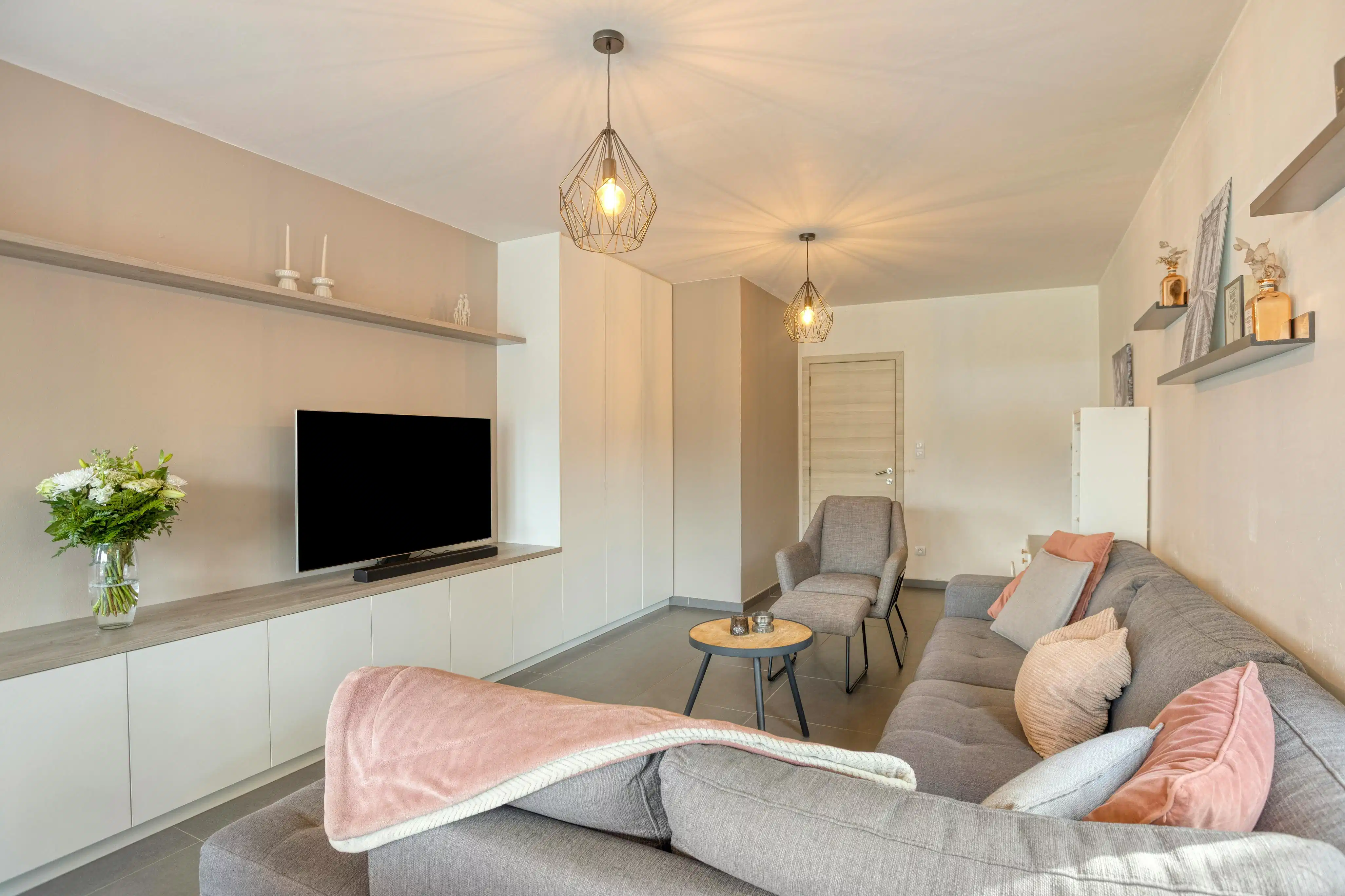 Halfopen huis te koop in Ieper met 3 kamers, garage en tuin foto 5