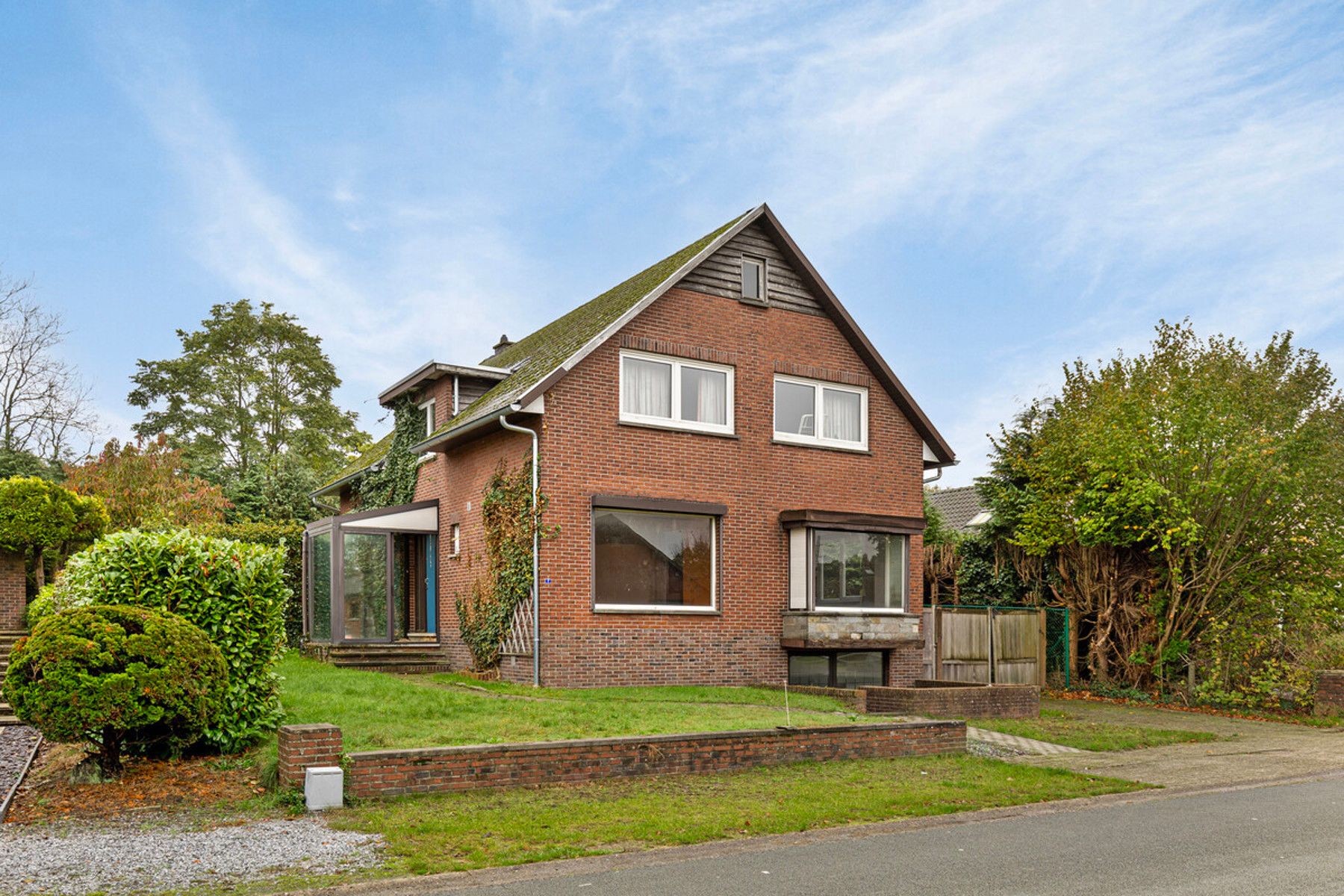 Ruime te renoveren gezinswoning met 4 slaapkamers en tuin foto 3